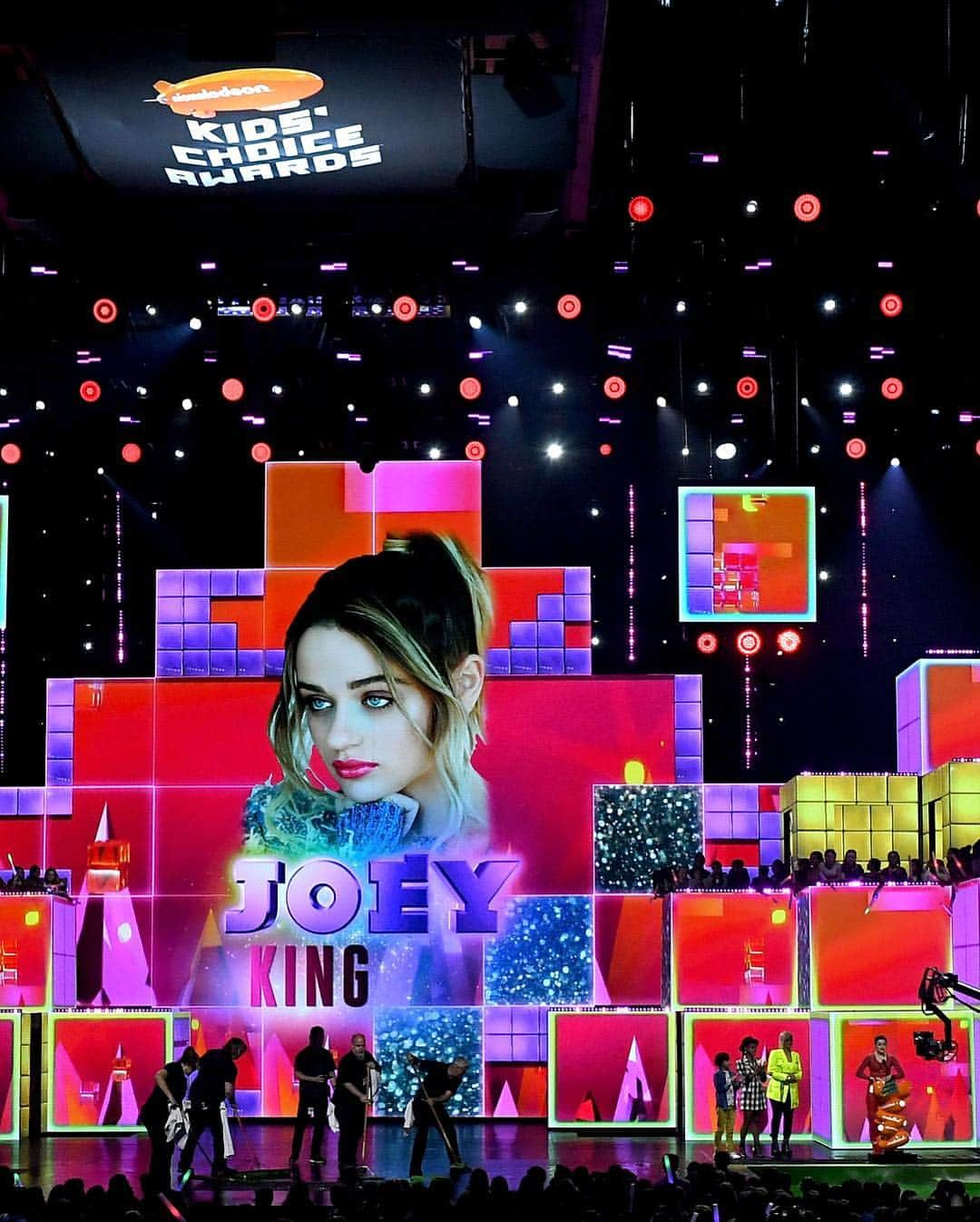 Just Jaredさんのインスタグラム写真 - (Just JaredInstagram)「@joeyking wins Favorite Film Actress for her work in @thekissingboothnetflix at the @kcas! “I said gimme a harness but make it kid friendly 😉,” she shared about her @jacquemus look. ❤️🧡❤️ #JoeyKing #Jacquemus #KissingBooth #KCAs @gettyentertainment」3月24日 11時37分 - justjared