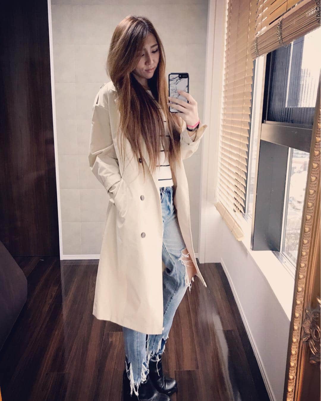 のインスタグラム：「. . ▶︎▶︎▶︎▶︎▶︎ 少し暖かくなると薄手のトレンチコート 着たくなるよね〜❤️ インナーとコートは @sundayandmonday_official のだよ✨ . . #sundayandmonday #ootd #outfit #momcode #coordinate#spring  #fashion #sexymom #mamagirl  #女の子ママ #ママコーデ #春コーデ #ママでもおしゃれ #ママでも綺麗に #ママさんと繋がりたい #アラフォーママ #모델 #데리룩 #팔로우 #엄마 #데일리룩」