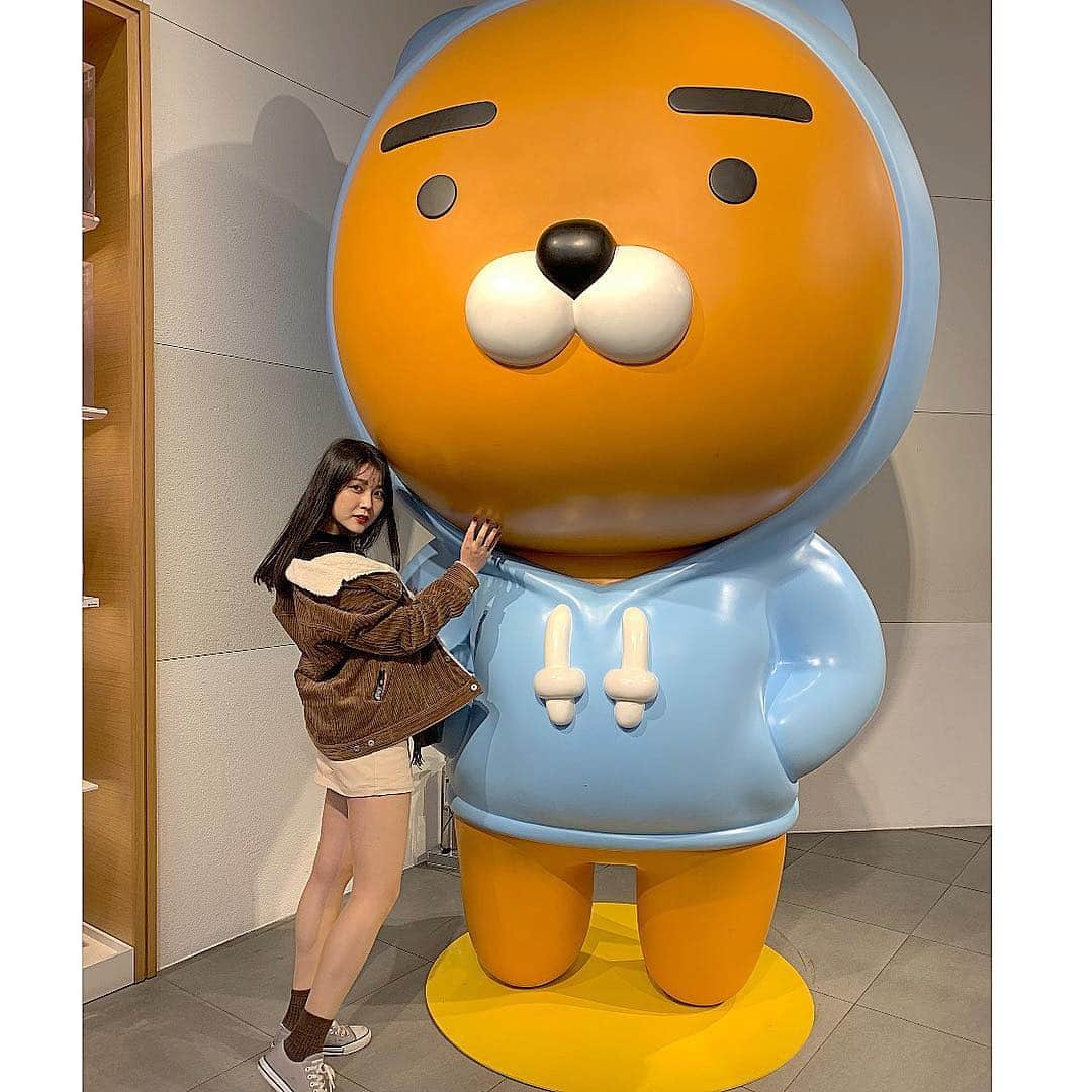 のインスタグラム：「KAKAO FRIENDS😊❤️ . Ryan〜〜！ 最近気になってるのは#niniz っていうキャラクター☺️ . .  #yuisa #picoftheday #me #japanesegirl #girl #japan #tokyo #makeup #メイク #메이크업#97line #98 #21 #얼짱 #한국 #98년생 #카카오프렌즈 #여행 #한국여행 #カカオフレンズ  #ryan #라이언」