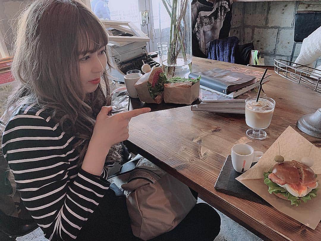 chii.raruさんのインスタグラム写真 - (chii.raruInstagram)「＊ 溜まってる仕事 いっぱいありすぎて やらないといけないのに やる気ぜろ🤖 * * #ハンバーガー #hamburger  #カフェ#カフェ巡り  #暮らし #food #foodlovers #tasty #eat #eating #life #コーディネート #ファッション#coordinate #fashion  #お洒落な人と繋がりたい #오오디티 #お洒落さんと繋がりたい #おしゃれさんと繋がりたい #ralphlauren #poloralphlauren #slobeiena #いつかの服 #theatreproducts」3月24日 10時26分 - chii.raru