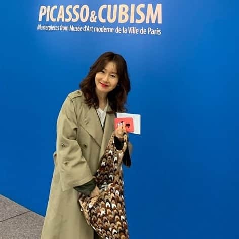 のインスタグラム：「미술관 가는길은 좋아하는 이성을 만나러 가는것처럼 늘 들뜨고 설레고 두근두근 합니다. 그리고 돌아오는 길은 좋아한다는 고백을 받은 사람마냥 역시 늘~행복으로 충만해져 있어요~ 입체주의 화가들의 그림들을 다양하게 감상하는것도 말할수없이 좋았는데,미술관 안에서 만난 김환기 화백이 소울메이트 김향안 여사에게 보낸 그림 편지들이 실려있고 작가가 그들의 자취를 따라 파리와 남프랑스를 돌며 그들의 사랑에 대해 써내려간 책 '우리들의 파리가 생각나요'를 빨리, 하지만 천천히 아껴가면서 읽고싶네요~ "5윌의 사랑, 꿈, 아름다운 자연을 같이 나눌 사람은 하나밖에 없었던가. 한 사람이 가고 나니 5월의 이야기를 나눌 사람이 없다. 별들은 많으나 사랑할 수 있는 별은 하나밖에 없다." 1977년 5월 20일 김향안 여사의 일기중... 사랑을 인스턴트 음식과 일회용 물건 쓰듯이 하는... 요즘같은 세상에 꼭 필요한 책이라 생각되요.✉📚 #미술관 #나의행복중하나 #피카소 #앙드레로트 #오귀스트에르벵 #모리스드블라맹크 #폴세잔 #김환기화백 #김향안 #우리들의파리가생각나요」