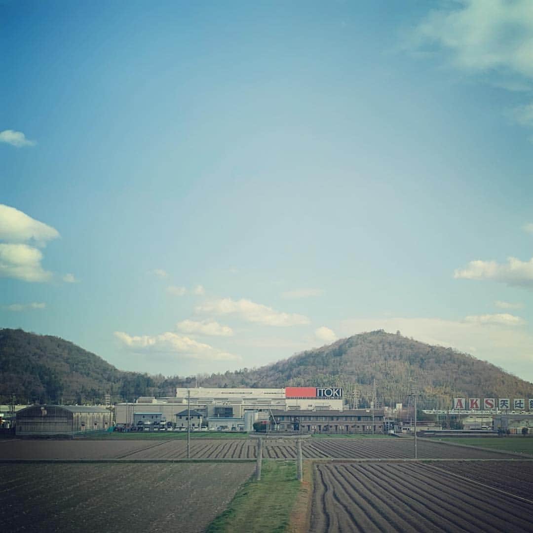マシュー・チョジックさんのインスタグラム写真 - (マシュー・チョジックInstagram)「🚅🌱 #新幹線から見える景色 #Japan #viewfromthebullettrain #bullettrain #日本」3月24日 10時23分 - matthew_chozick