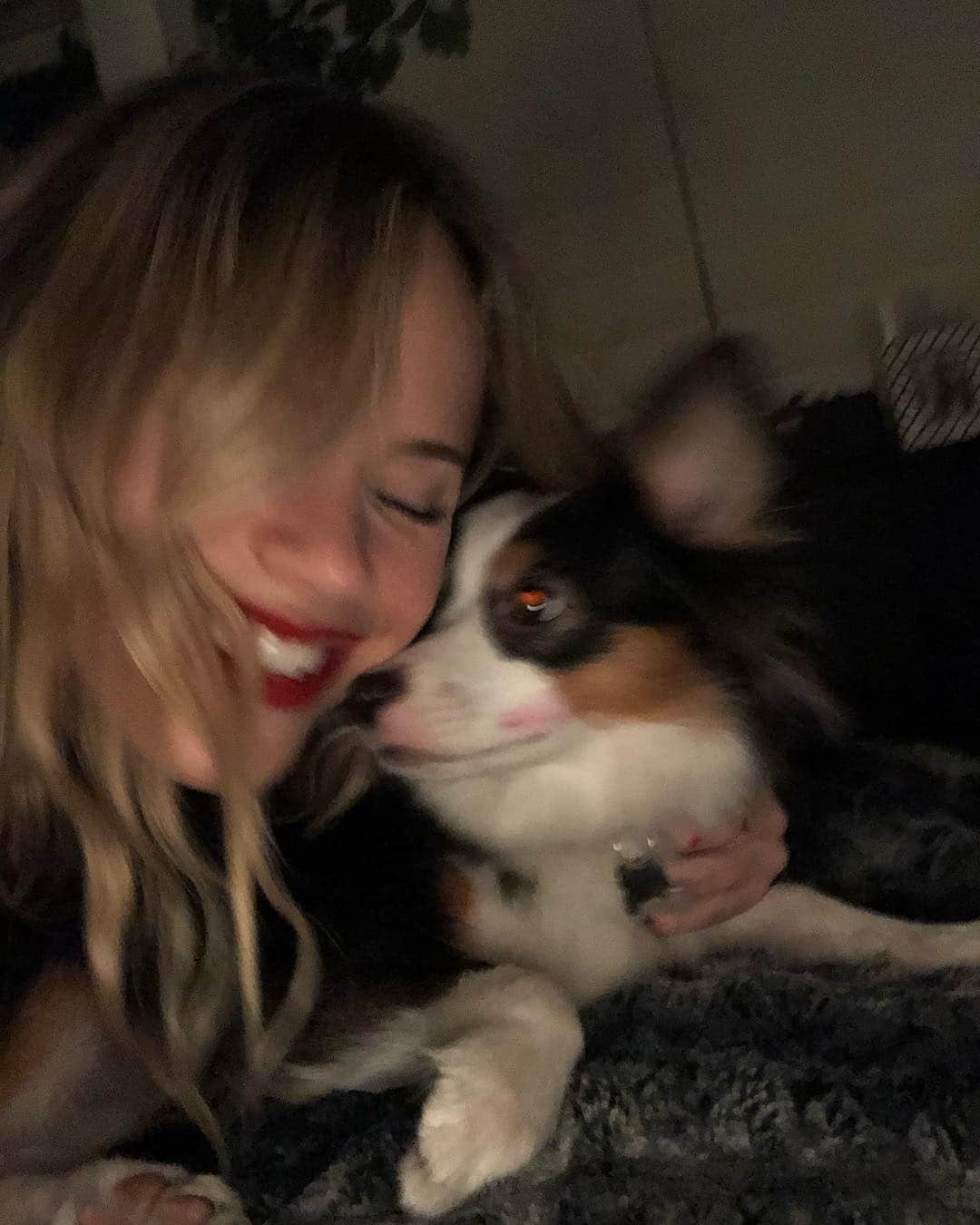 ハルストン・セイジのインスタグラム：「Can’t get enough Lou kisses❣ #nationalpuppyday」