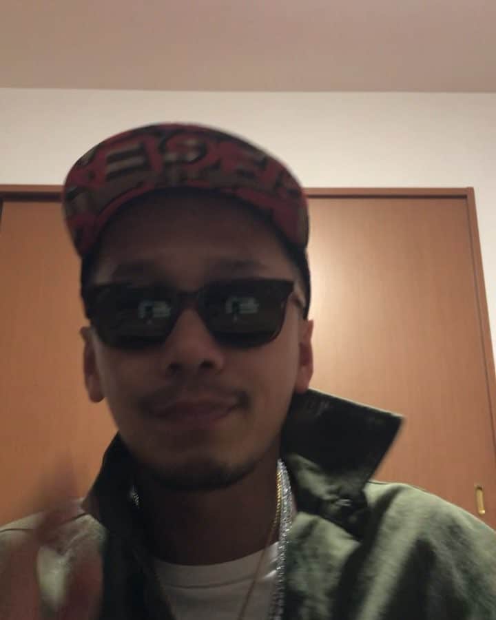 のインスタグラム：「いーるーまー‼️代表(自称) のイルマニア MCMAだよ😎🔥 ・ ・ 入間市の企画でただいま絶賛販売中の「どこから来たの？」のCDのジャケットです😎💿🔥 ・ ・ このCDの中には6曲入って 1.どこから来たの？(オリジナル) 2.どこから来たの？(dance ver) 3.どこから来たの？(合唱ver) 4.5.6は それぞれのカラオケverが入っております👍 ・ ・ そしてこのCDなんと…入間市役所で売っています✨ Ａ棟３階の企画課でなんと200円で販売しています🔥 ・ ・ 大好きな入間市の音楽という企画で今回私も参加し大好きな入間市のことをラップさせてもらってます！コレは本当に本当に光栄な事で是非ともみんなに聞いて欲しいと思ってるからみんな入間市来たついでに買っていってください😂🙏もうすでに初回分は完売ですwww ・ ・ 入間市役所ヘレゴ！！！ #イルマニア#埼玉#入間市#入間#入間市役所#どこから来たの#cd#音楽#music#entertaiment #rap#dance」