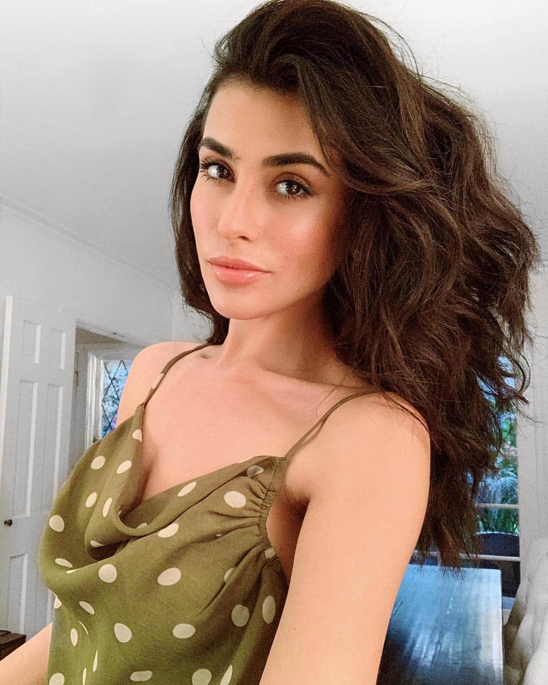 Sazan Hendrixさんのインスタグラム写真 - (Sazan HendrixInstagram)「Date night ready in under 30 min 💚 #bighair #ievendyedmygreys」3月24日 10時35分 - sazan