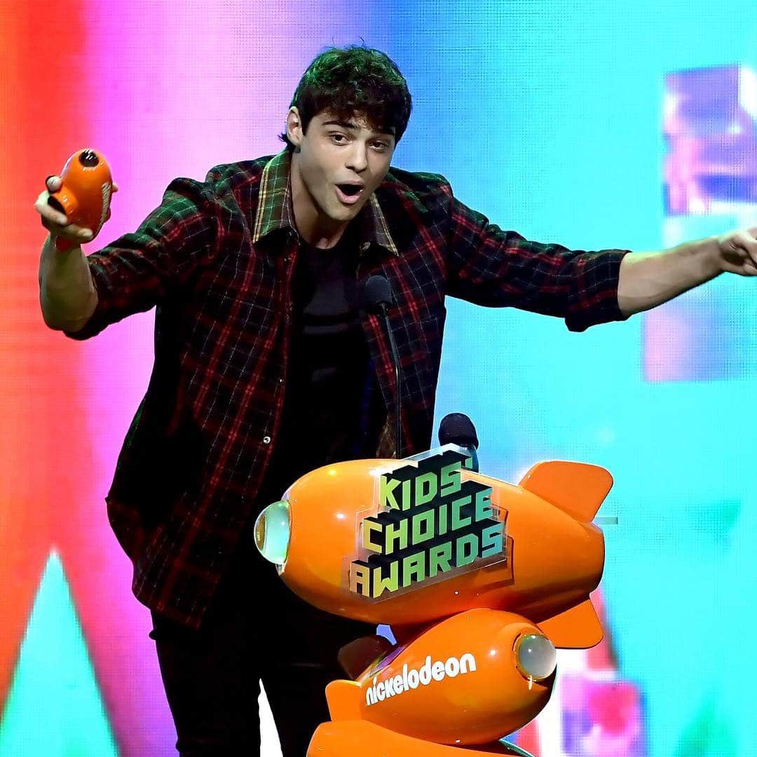 E! Onlineさんのインスタグラム写真 - (E! OnlineInstagram)「"Whoa, whoa, whoa." - Noah Centineo's thoughts after he won Favorite Movie Actor at the #KCA, probably. (📷: Getty Images)」3月24日 10時41分 - enews
