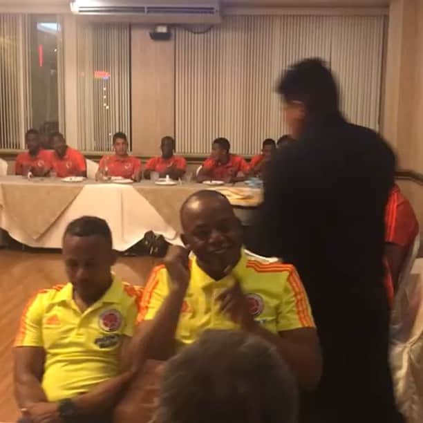 サッカー コロンビア代表チームのインスタグラム：「‪Le deseamos a nuestro defensor Yoni Mosquera un feliz cumpleaños. Así se lo celebró el plantel en Perú.🎊🇨🇴 #MasculinaSub17‬」