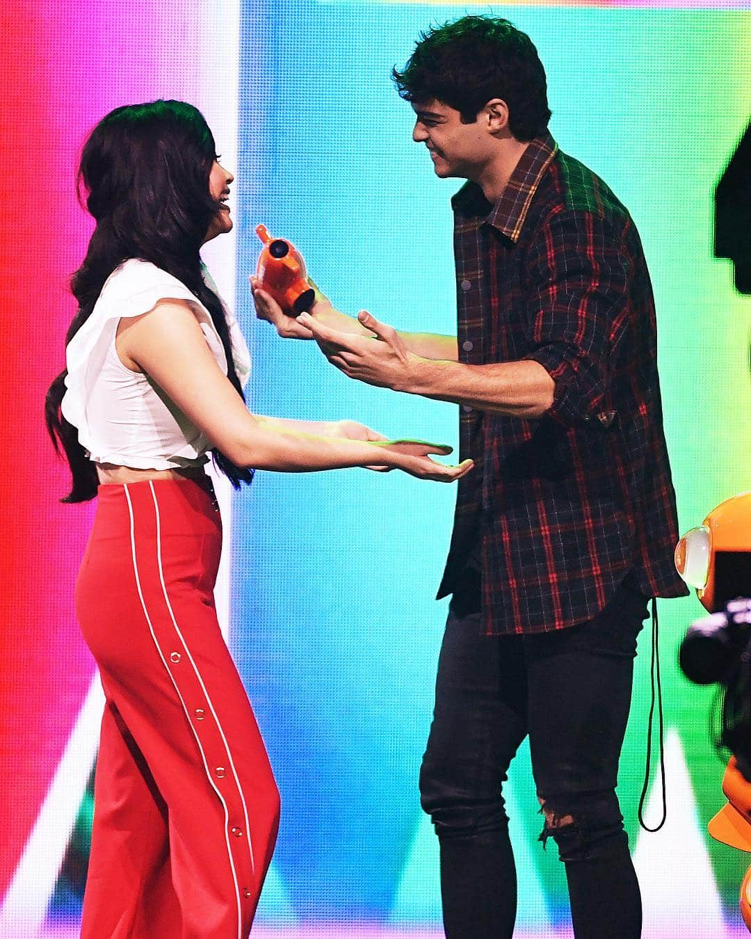 Just Jaredさんのインスタグラム写真 - (Just JaredInstagram)「@lanacondor presents @ncentineo with Favorite Movie Actor at the 2019 Kids’ Choice Awards! Lana’s wearing a @giambaparis top & @jonathansimkhai trousers.  #LanaCondor #NoahCentineo #KCAs #ToAllTheBoysIveLovedBefore  #Giamba #JonathanSimkhai」3月24日 11時08分 - justjared