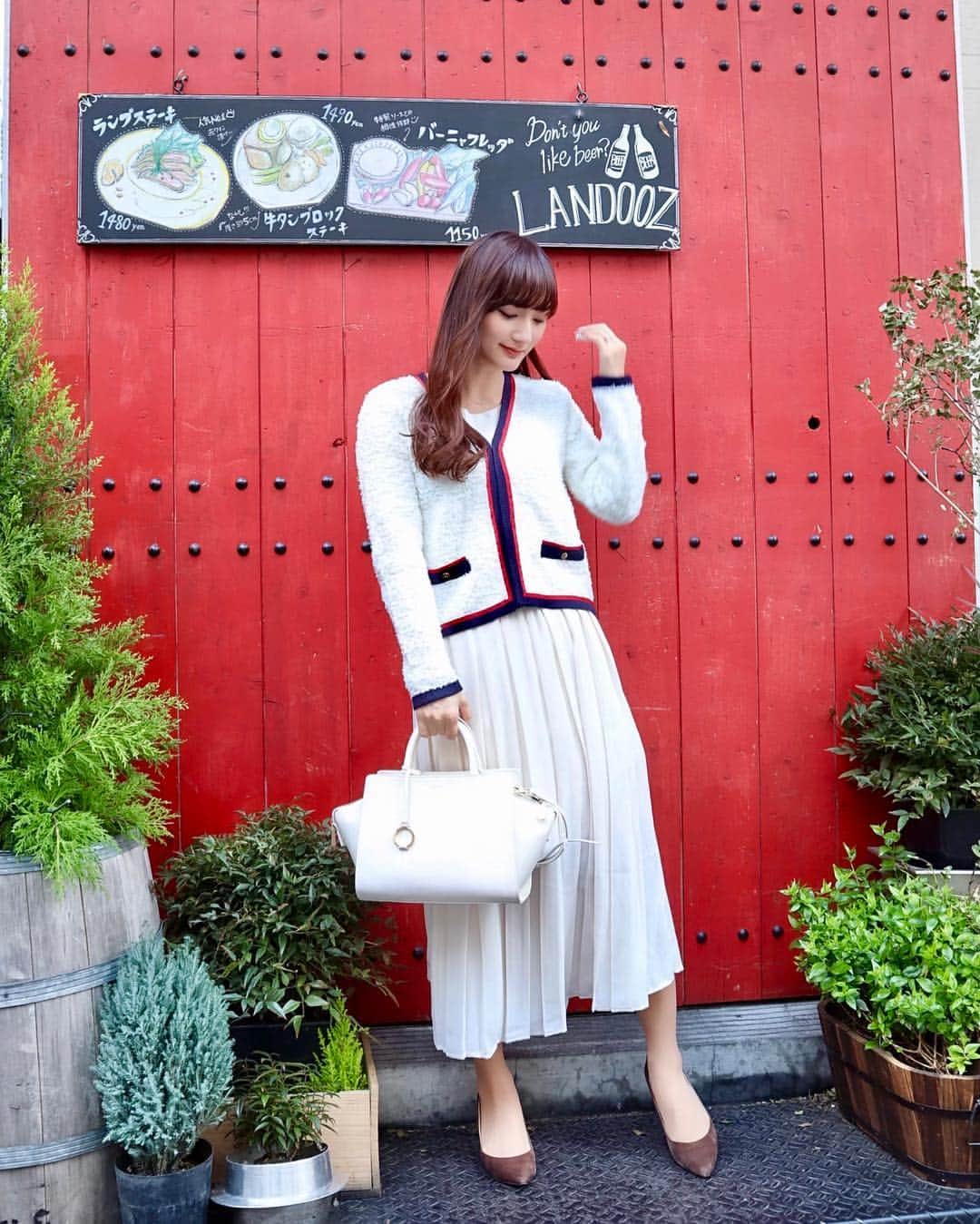 のインスタグラム：「天気の良い日曜日嬉しいな💐 洗濯洗い物お掃除を終えて気分爽快です✨ そんな今日は久しぶりに撮影に向かっています💨  お洋服は先日のものですが、新しいバッグを使ったので早速投稿💕  cardigan : #apuweiserriche #アプワイザーリッシェ  bag : #mosselnewyork #モシェルニューヨーク skirt : #dholic #ディーホリック  shoes : #piche #ピシェ  バッグはメイクさんに教えていただいたブランドで、日本に上陸したばかりのモシェルニューヨークのもの👜 牛革だからとっても滑らかで持ち心地も良いし、ころんとした形なのにたーくさん入るの！ 一眼にポーチにお財布携帯キーケース…と、可愛い形なのに何でも入ってくれるのでかなり助かっています💓  #mosselny#coordinate#ootd#Japanese#Japanesegirl#Happy#girl#girly#fashion#instafashion#instagood#rubi_fashion#春ファッション#春コーデ#ガーリー#コーディネート#コーデ#私服#新作#春服#牛革#牛革バッグ」