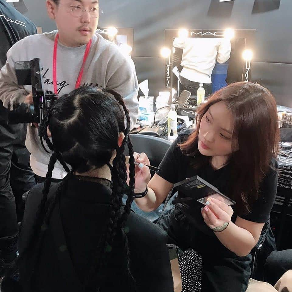 M·A·C Cosmetics Hong Kongさんのインスタグラム写真 - (M·A·C Cosmetics Hong KongInstagram)「M·A·C Cosmetics x Seoul Fashion Week 2019 直擊首爾時裝周後台實況！我哋嘅彩妝師團隊將專業化妝技藝融合大膽創新嘅靈感創意，將今年最流行嘅彩妝潮流帶上舞台，完美展現彩妝藝術！ #MACBackstage #SeoulFashionWeek2019 #MACHongKong Regram: @yehyunnie  M·A·C Cosmetics x Seoul Fashion Week 2019 Follow us to the Seoul Fashion Week backstage and be amazed by the unlimited creativity and artistry! Check out all the trendy and bold makeup on stage that illustrated by our professional makeup artists and get inspired!」3月24日 11時05分 - maccosmeticshk