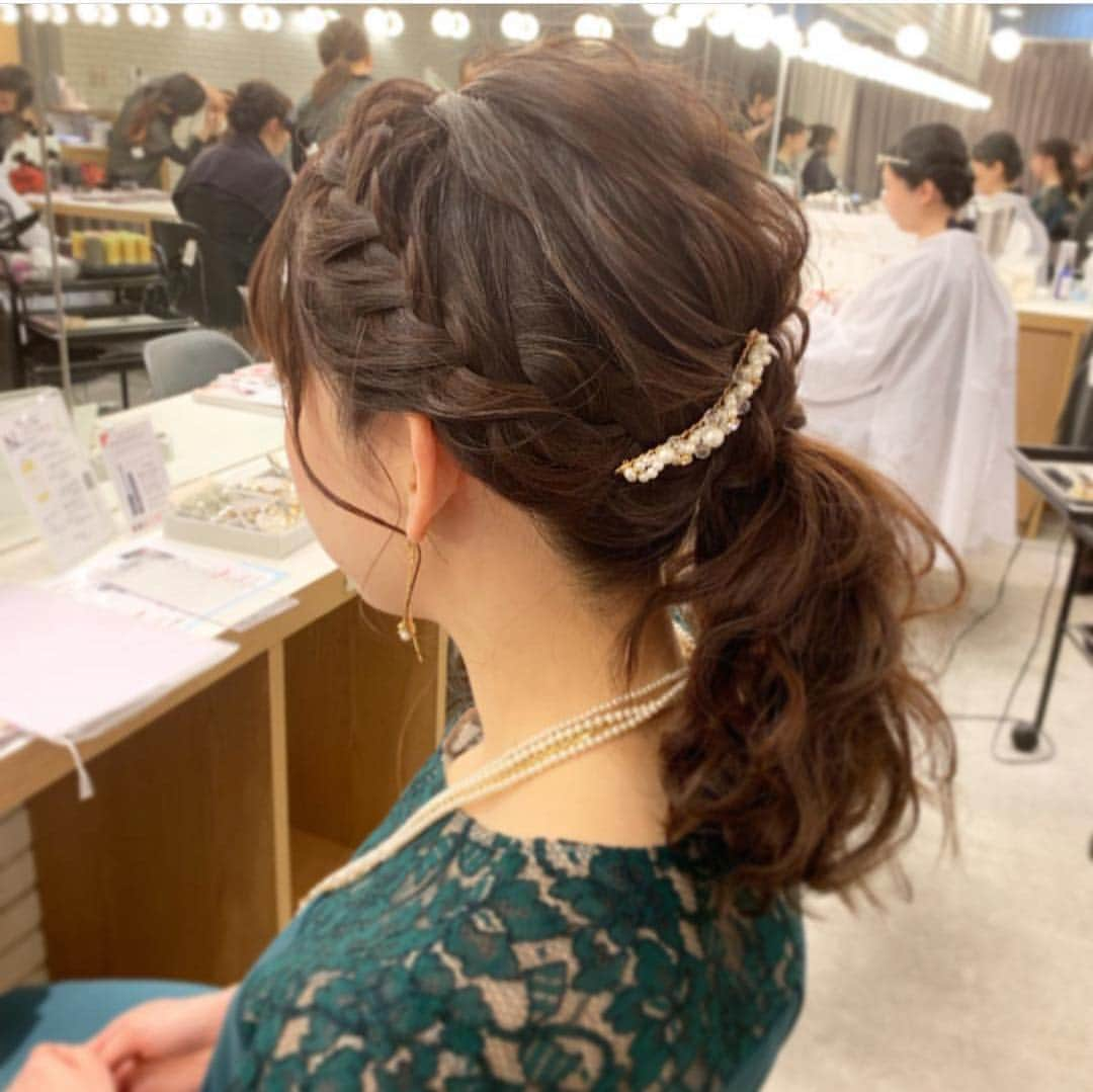 ヘアメイク&ネイル専門店 アトリエはるかさんのインスタグラム写真 - (ヘアメイク&ネイル専門店 アトリエはるかInstagram)「#Repost @atelierharuka_fujieda with @get_repost ・・・ 編み込みローポニー✴︎✴︎✴︎ 久しぶりに波巻きローポニー✴︎ ヘアセット¥2900+tax フルメイク¥2900+tax  #メイク #結婚式 #結婚式ヘアアレンジ #ブライダルヘア #ブライダルヘアメイク #二次会ヘア #ヘアメイク動画 #あみおろしアレンジ #makeup #hairmake #bridalhair #美容室#美容師 #美容 #メイク動画 #編み込みアレンジ #くるりんぱアレンジ #アップスタイル #波ウェーブ #モテメイク#簡単ヘアアレ#followforfollowback #follow #本日のメイク#アトリエはるか公式 #アトリエはるか #ヘアセット専門店#likes #シニヨン」3月24日 11時06分 - atelierharuka_official