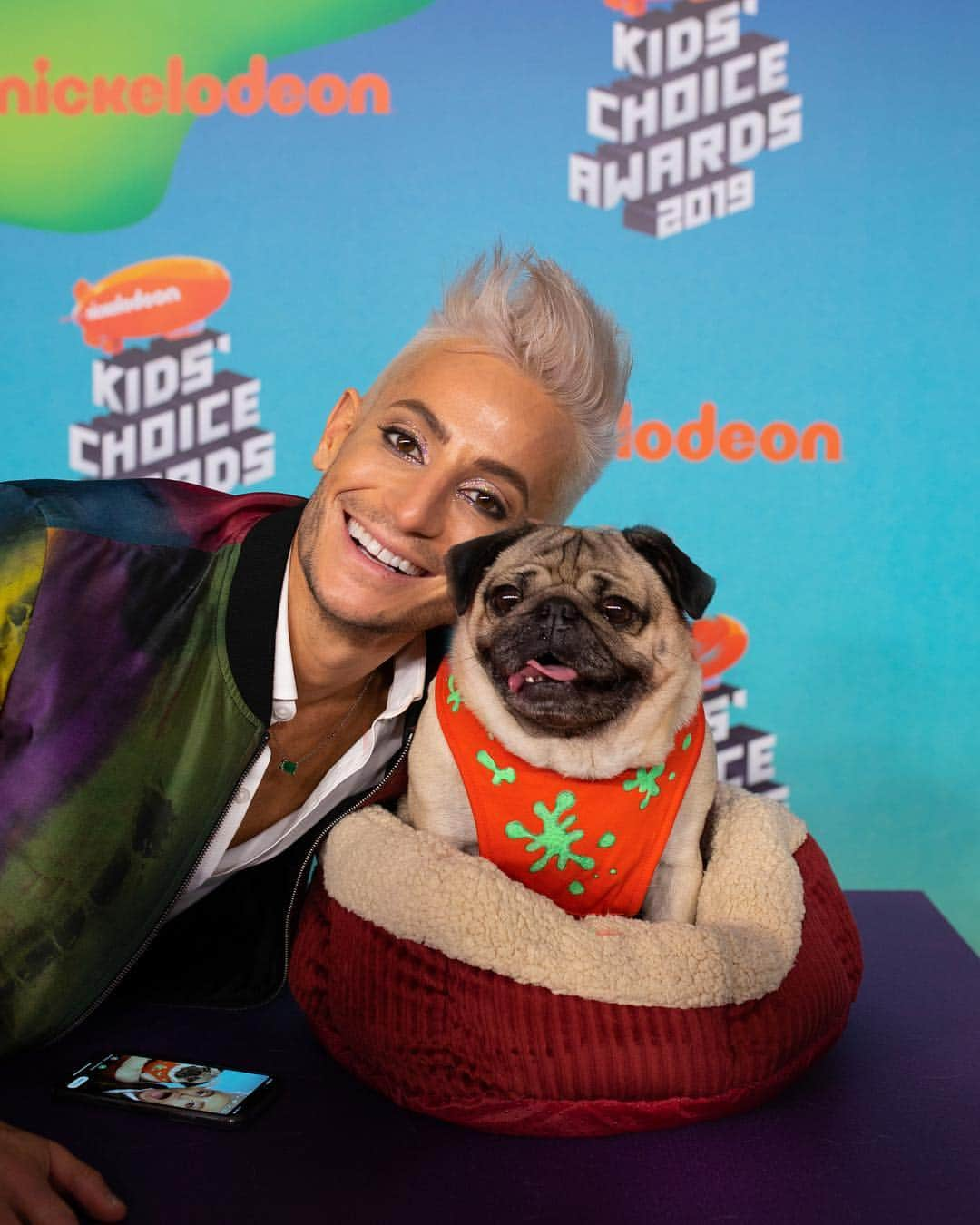 itsdougthepugさんのインスタグラム写真 - (itsdougthepugInstagram)「“When @nickelodeon makes u ur own throne” -Doug • Had so much fun at the Kids Choice Awards! Did u see me on tv?! #kca」3月24日 11時17分 - itsdougthepug