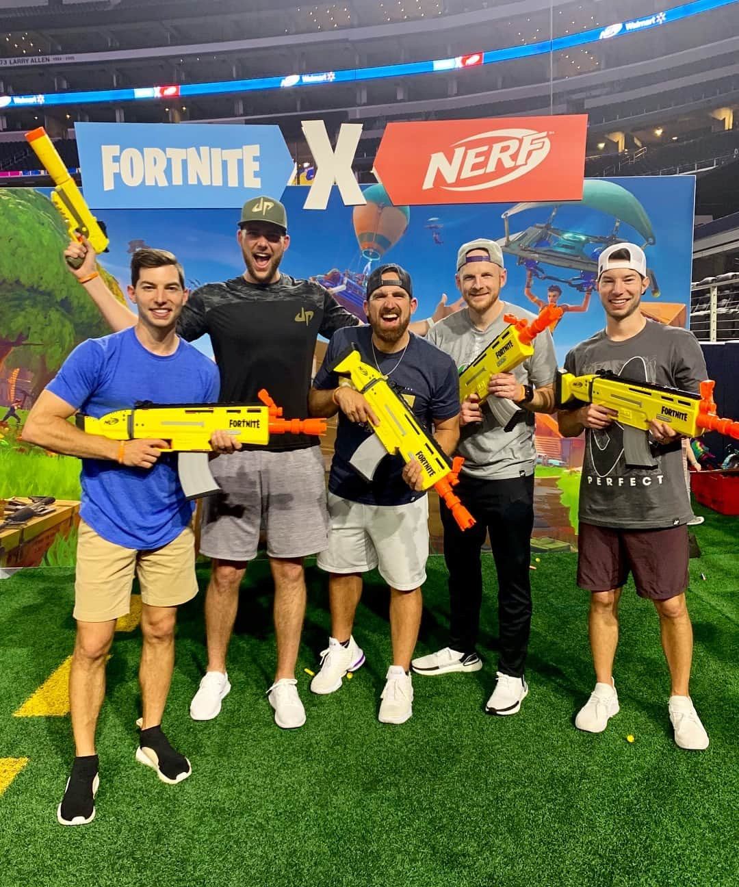 Dude Perfectさんのインスタグラム写真 - (Dude PerfectInstagram)「Got to battle with the new @Nerf Fortnite Blasters today at Jared’s Epic Nerf Battle! These are 🔥 #ad #nerf #nerfornothin #fortnite #fortniteIRL #IRL #JENB4」3月24日 11時12分 - dudeperfect