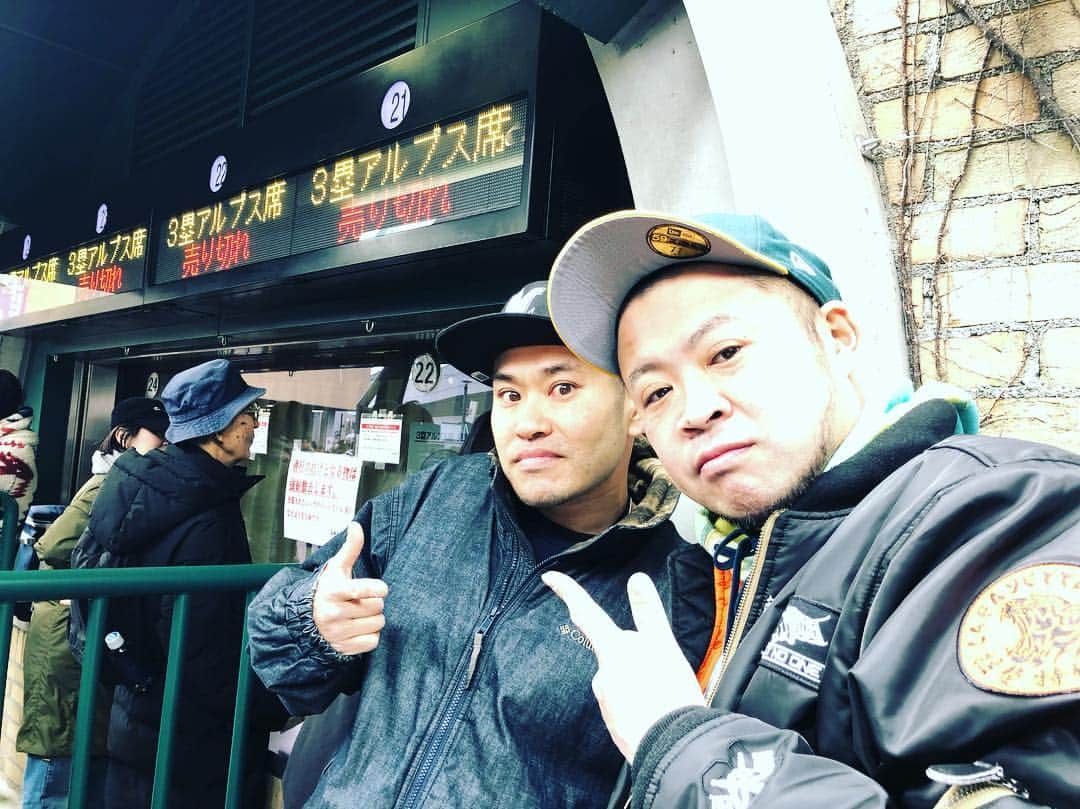 サイプレス上野さんのインスタグラム写真 - (サイプレス上野Instagram)「甲子園キタ！アルプス売り切れ😭😭w/応援指導部同期イケさん👍👍」3月24日 11時13分 - resort_lover