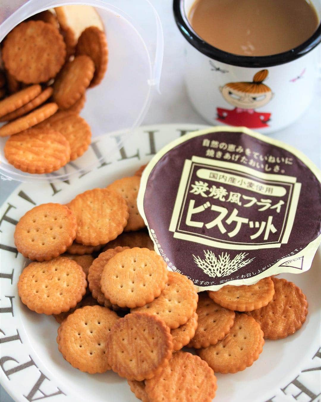 のインスタグラム：「Relish small doses of happiness with these old school Charcoal Grilled Fried Biscuits from Shizuoka that are exclusively only at @redmartcom #JAPANHYPERFEST 🇯🇵 Made with 100% Japanese wheat flour, these fried cookies will surprise you as they are neither greasy nor overly sweet—perfect for dipping into milk or coffee to enjoy anytime of the day! 🤗  But that’s not ALL! Look out for JETRO Special items such as the Sennarido Matcha Almonds, Kokando Kurozu Healthy Black Vinegar Drink and many other goodies that are imported to SG for the first time!  P.s Some items are already 10-30% off. Don’t say good things bojio! https://bit.ly/2ulVRvP  More info at JETRO Singapore's Facebook Page https://www.facebook.com/jetrosingapore/  #japanhyperfest #jetrosingapore」