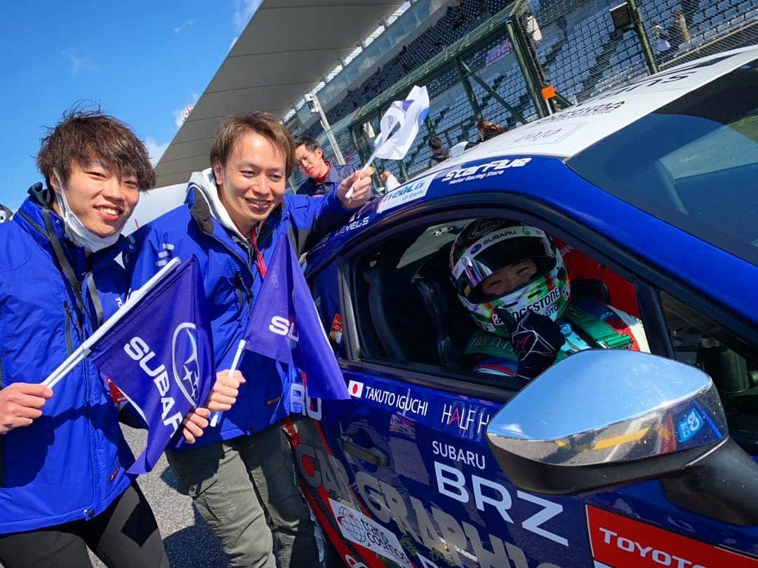 のインスタグラム：「‪ワンメークは、17位スタートで12位チェッカーでした👍予選悪かったけど、決勝は手応えがありました‼️いつも、ワンメークとS耐が併催の時はS耐チームの皆んなが応援に来てくれます。ありがたい😊この後、12時30分からスーパー耐久5時間のレースがスタートします。#SUBARU #WRX #BRZ‬」