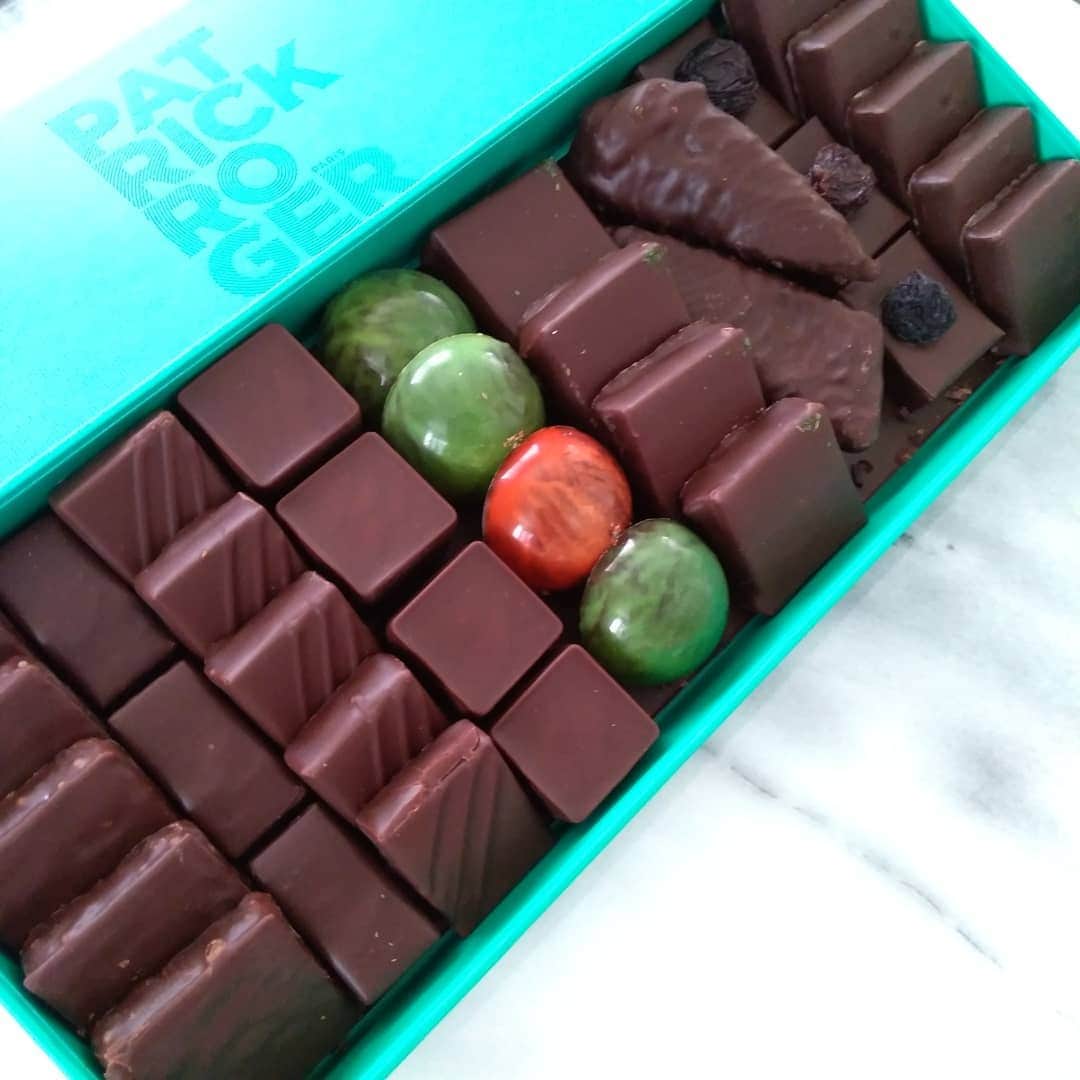 早川愛さんのインスタグラム写真 - (早川愛Instagram)「パリ限定アソートメントbox...♡♡♡ @patrick_roger_off ♡♡♡ ・  定番のキューブ型INSTINCTのプラリネと緑の半球AMAZONEももちろん美味しいのだけど、 ほかにパリでしか買えないチョコレートも色々いただけてしあわせすぎた...♡♡♡ ・  KATMANDOUのジャスミンとJACAREPAGUAのレモングラスペパーミントとMISTRALのハニーソルトバターキャラメルが美味しすぎる...♡♡♡ ・  すごく重たいのだけど、 なんと底には薄めのパリパリな板チョコが敷いてあります！ ・  ちなみに日本から通販も出来ますがこちらのアソートメントboxは通販不可で、 送料が5000円くらいはかかるのでパリにチョコ旅にいきたいなぁ...♡♡♡ ・ ・ ・  #パトリックロジェ  #フランスチョコレート #チョコレート #パリ限定 #パリ土産 #お土産 #同級生 #感謝 #chocolate  #patrickroger」3月24日 11時22分 - megumegu_1006