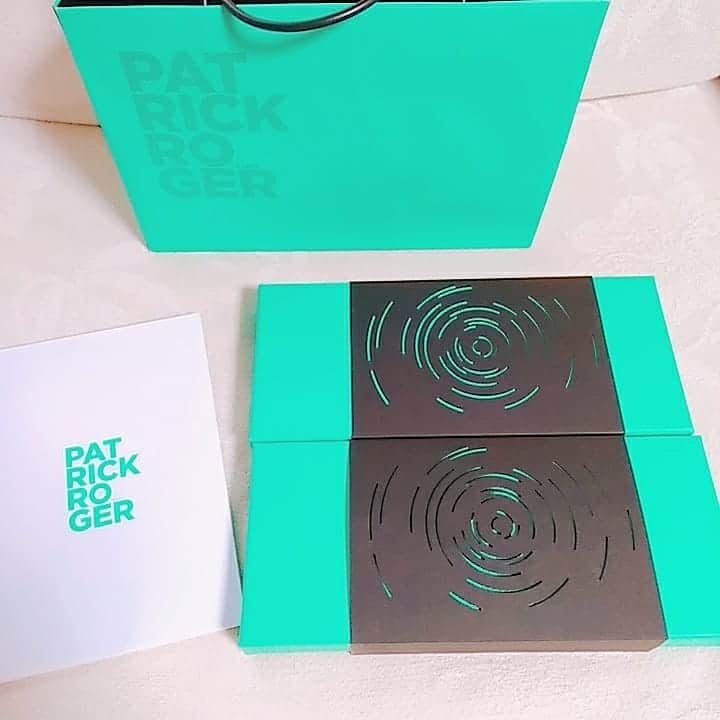 早川愛さんのインスタグラム写真 - (早川愛Instagram)「パリ限定アソートメントbox...♡♡♡ @patrick_roger_off ♡♡♡ ・  定番のキューブ型INSTINCTのプラリネと緑の半球AMAZONEももちろん美味しいのだけど、 ほかにパリでしか買えないチョコレートも色々いただけてしあわせすぎた...♡♡♡ ・  KATMANDOUのジャスミンとJACAREPAGUAのレモングラスペパーミントとMISTRALのハニーソルトバターキャラメルが美味しすぎる...♡♡♡ ・  すごく重たいのだけど、 なんと底には薄めのパリパリな板チョコが敷いてあります！ ・  ちなみに日本から通販も出来ますがこちらのアソートメントboxは通販不可で、 送料が5000円くらいはかかるのでパリにチョコ旅にいきたいなぁ...♡♡♡ ・ ・ ・  #パトリックロジェ  #フランスチョコレート #チョコレート #パリ限定 #パリ土産 #お土産 #同級生 #感謝 #chocolate  #patrickroger」3月24日 11時22分 - megumegu_1006