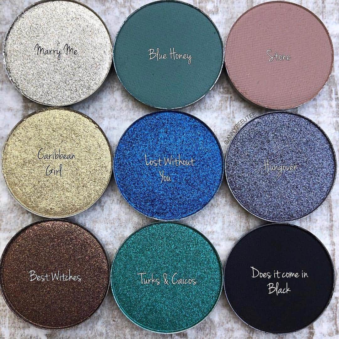 Kylie Cosmeticsさんのインスタグラム写真 - (Kylie CosmeticsInstagram)「Eyeshadow singles are available now on the site! Loving this custom 9-pan arrangement by @annybeeutee 🖤 Tap to shop」3月24日 11時22分 - kyliecosmetics