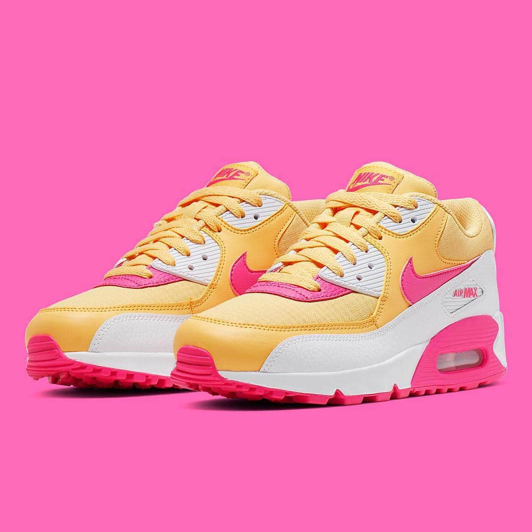Sneaker Newsさんのインスタグラム写真 - (Sneaker NewsInstagram)「Nike is teasing us with some Summer ready colorway of the Air Max 90. These are available now: #linkinbio if you need them.」3月24日 11時27分 - sneakernews