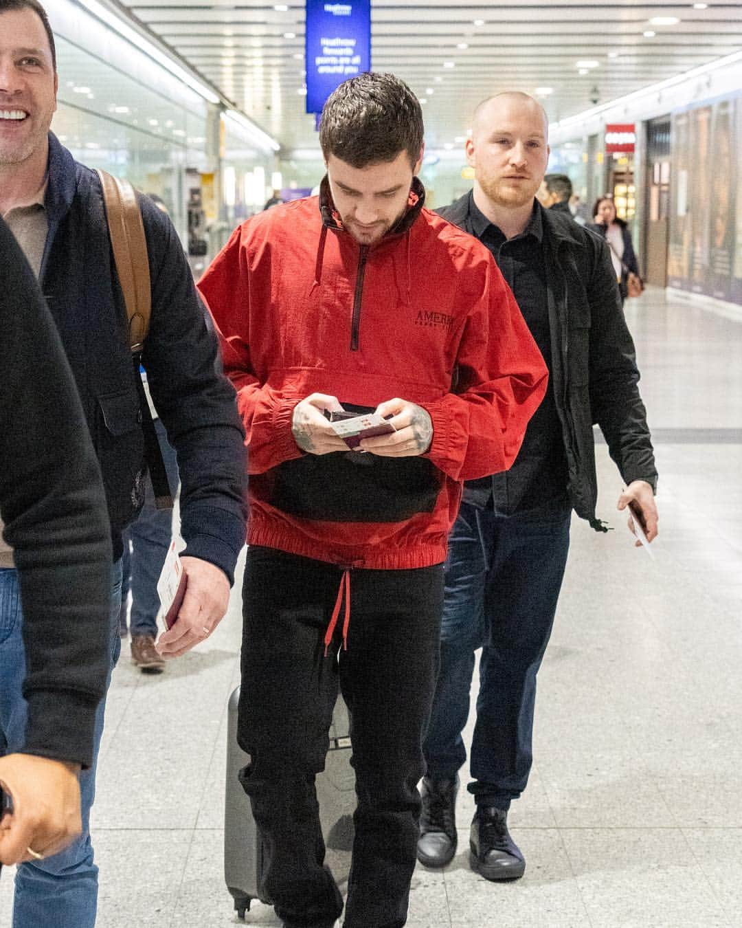 ペリーエリスのインスタグラム：「@liampayne was spotted walking through London Heathrow Airport wearing the Nylon Popover from the #PerryEllisAmerica capsule 2 collection. 📷 @goffphotos」
