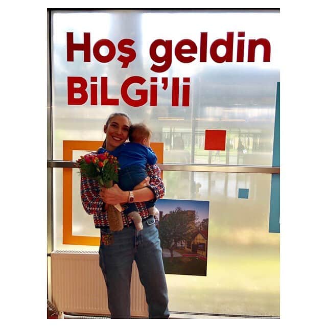 ナズ・アイデミルのインスタグラム：「Biz bir değişiklik yapmak istedik ve Pamir’in eğitim hayatını tersten başlattık. En son anaokuluna gidecek 😂 Şaka bir yana bugün @mentalift ‘in konuğu olarak okuluma gittim, psikoloji sertifika programında eğitim alan psikologlarla çok keyifli iki saat geçirdik. Ben de kendimle ilgili bir sürü şey öğrendim... Davet ve bu keyifli gün için teşekkürler @berencetiner 🙏🏼🎈」