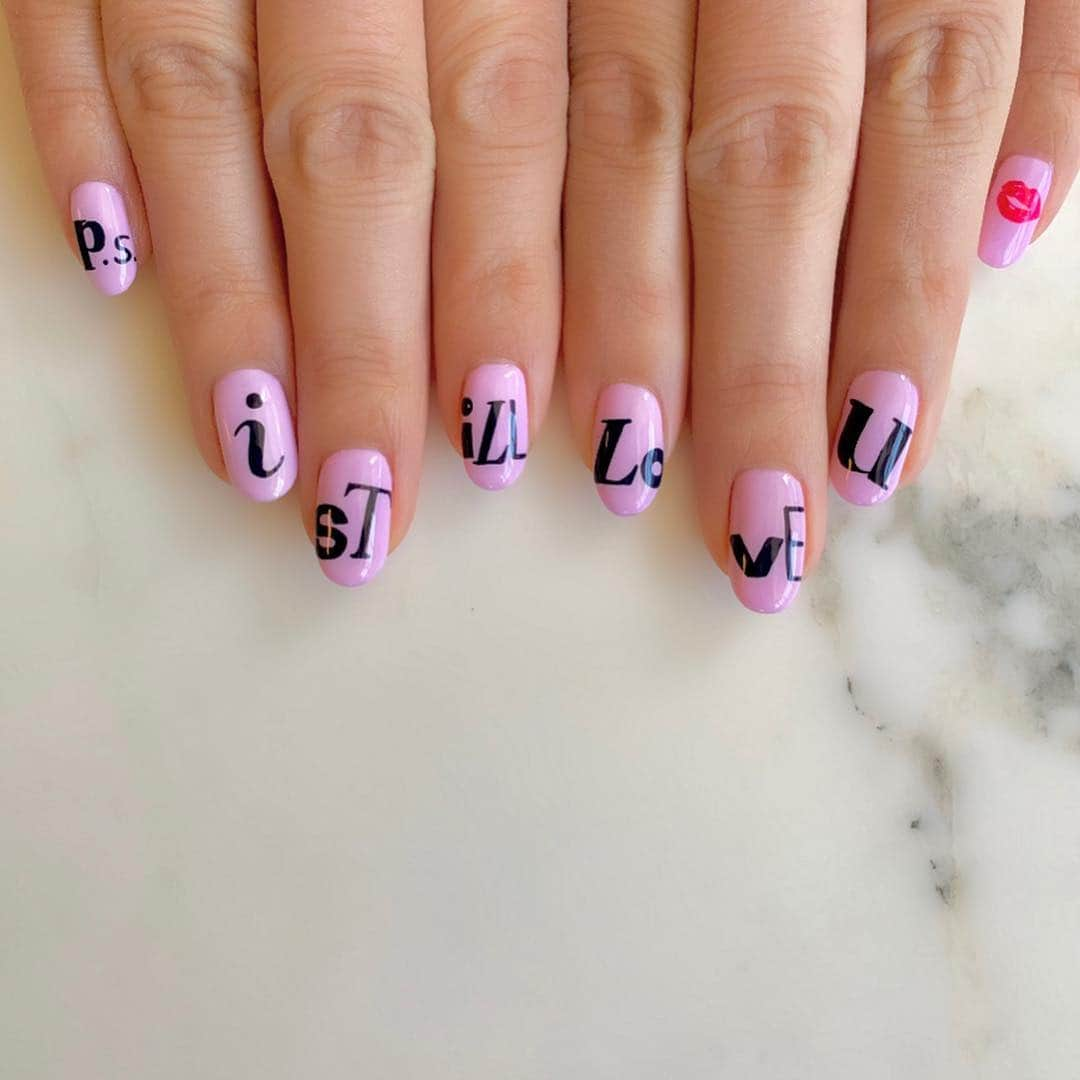 Mei Kawajiriさんのインスタグラム写真 - (Mei KawajiriInstagram)「“P.s. I still love you 💋” book author @jennyhan congratulations 🎉 #netflix #movie #book 💕 #handpainted #nailsbymei」3月24日 3時25分 - nailsbymei