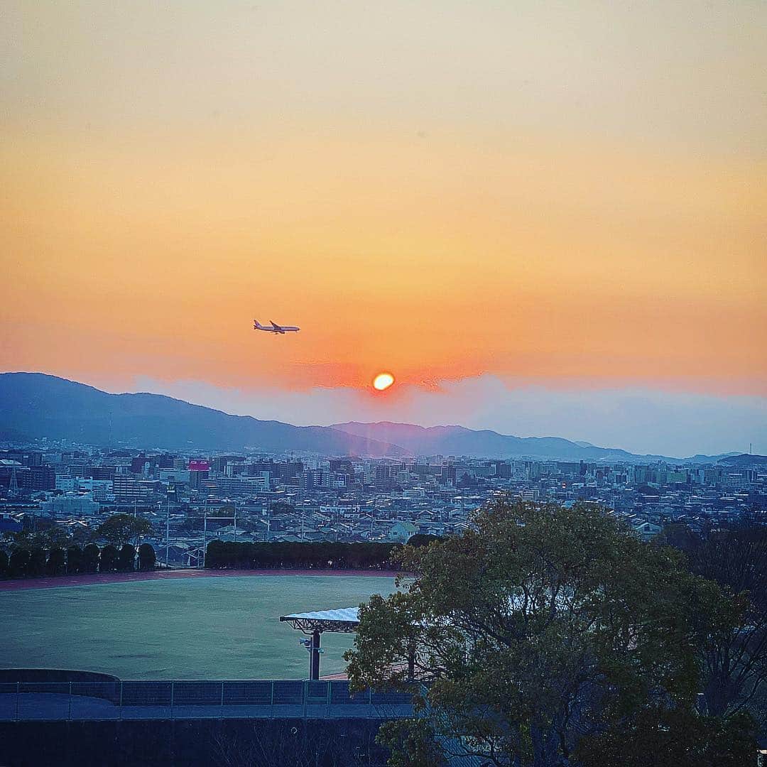 YOICHIのインスタグラム：「#夕焼け #夕日 #飛行機 #着陸 #太陽 #週末 #sunset #sun #settingsun #airplane #福岡 #大野城 #fukuoka #onojo」