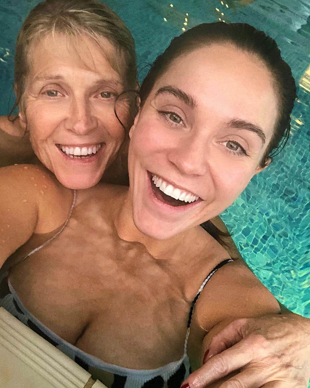 ヴィッキー・パティソンさんのインスタグラム写真 - (ヴィッキー・パティソンInstagram)「Brought me beautiful mother and wonderful sister to @seahamhall for an early mother’s day spa weekend!  I don’t say it enough but I love you both... with all my tiny heart!!! I’m so lucky to have you 💕  Oh and THANKYOU @iheartwines for our gorgeous champagne reception in our room 🥂💙」3月24日 3時18分 - vickypattison