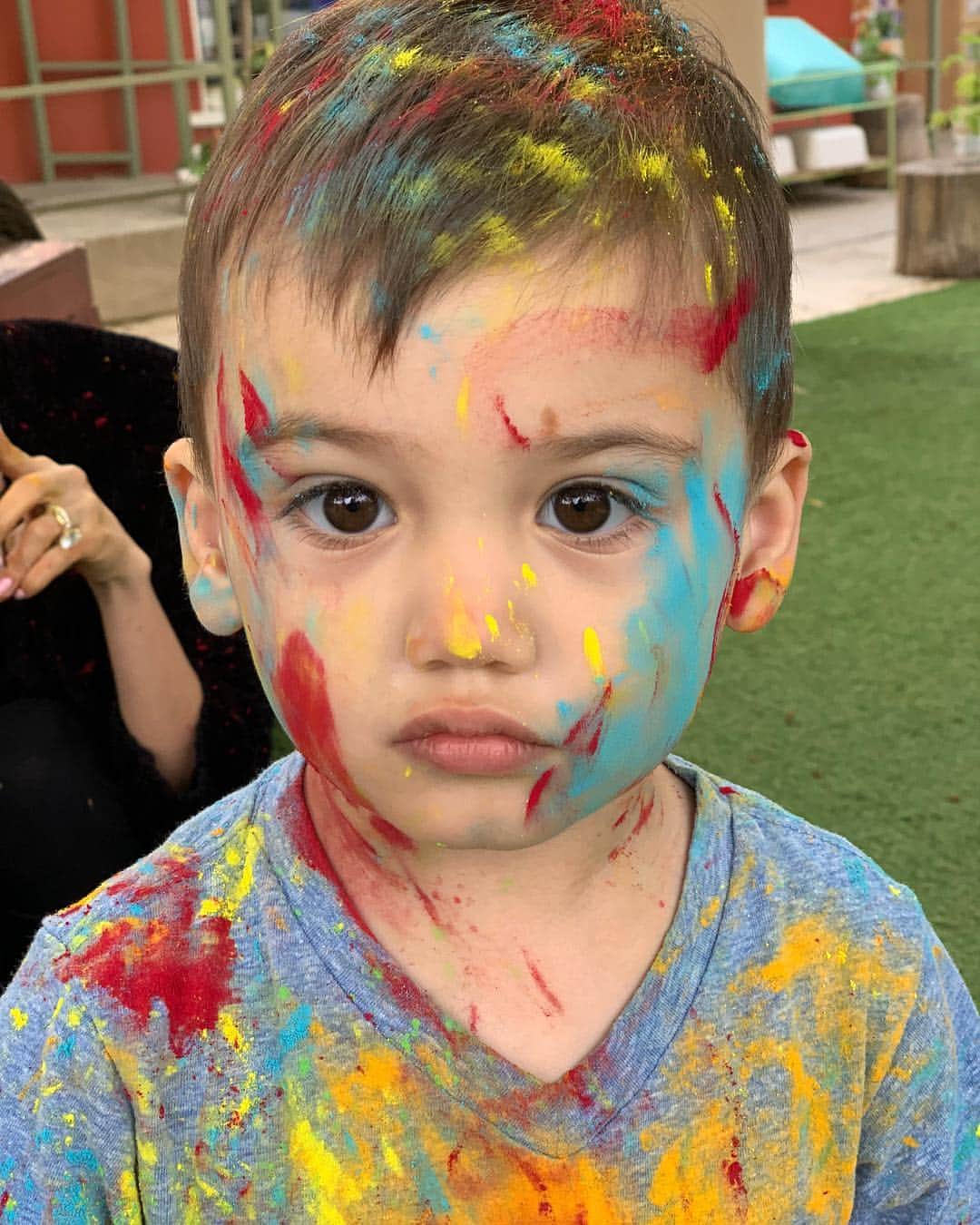 ロブ・ディアデックのインスタグラム：「Big morning of firsts for Kodah Dash... Straight from celebrating his first HOLI, to having his first sprinkled donut. Out here living his best and brightest life . ❤️🧡💛💚💙🍩🍩🍩🍩」