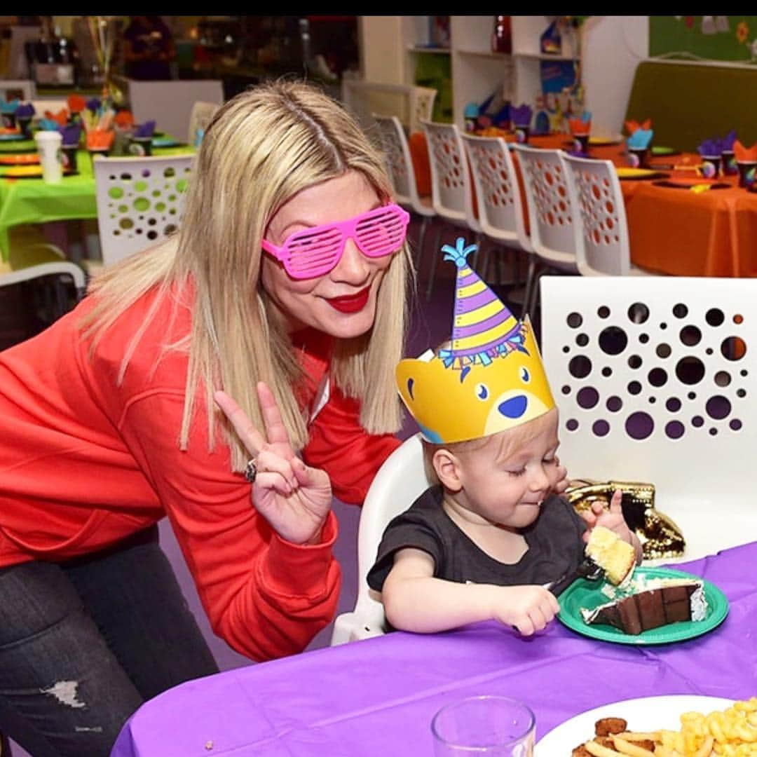 トリ・スペリングさんのインスタグラム写真 - (トリ・スペリングInstagram)「We celebrated Beau’s 2nd Birthday 🎂 Party at his fave place @gigglesnhugs ... - Seriously, the best and easiest place to host your kiddos birthday party in LA. Thx @gigglesnhugs for throwing Beau the best party. He’s music and dance obsessed so we went old school rap for his Beau 2.0 themed party. #gigglesnhugs has such great yummy yet healthy food and even created a fun Beau -inspired drink bar for the parents! - Our family fave @buildabear came and set up a Beau Beau Bear making station and the talented @mrhoodbrush did Graffiti art on hats and totes for all the kids! Thx @sockprints for all the kiddos Beau 2.0 socks for the indoor playground jam. And, Beau ❤️’d the coolest cake ever by @cakebashstudiobakery . - This was a WOW party for all ages and thank you to my friends at @domain_integrated for helping me do this amazing party!  LOVE you @gigglesnhugs #2isthenew1 #BeauBeauBear #DanceParty #BirthdayParty #indoorplayground #BeauDean #beauistwo #MyBaby #2ndBirthday #GrandMasterB」3月24日 3時23分 - torispelling