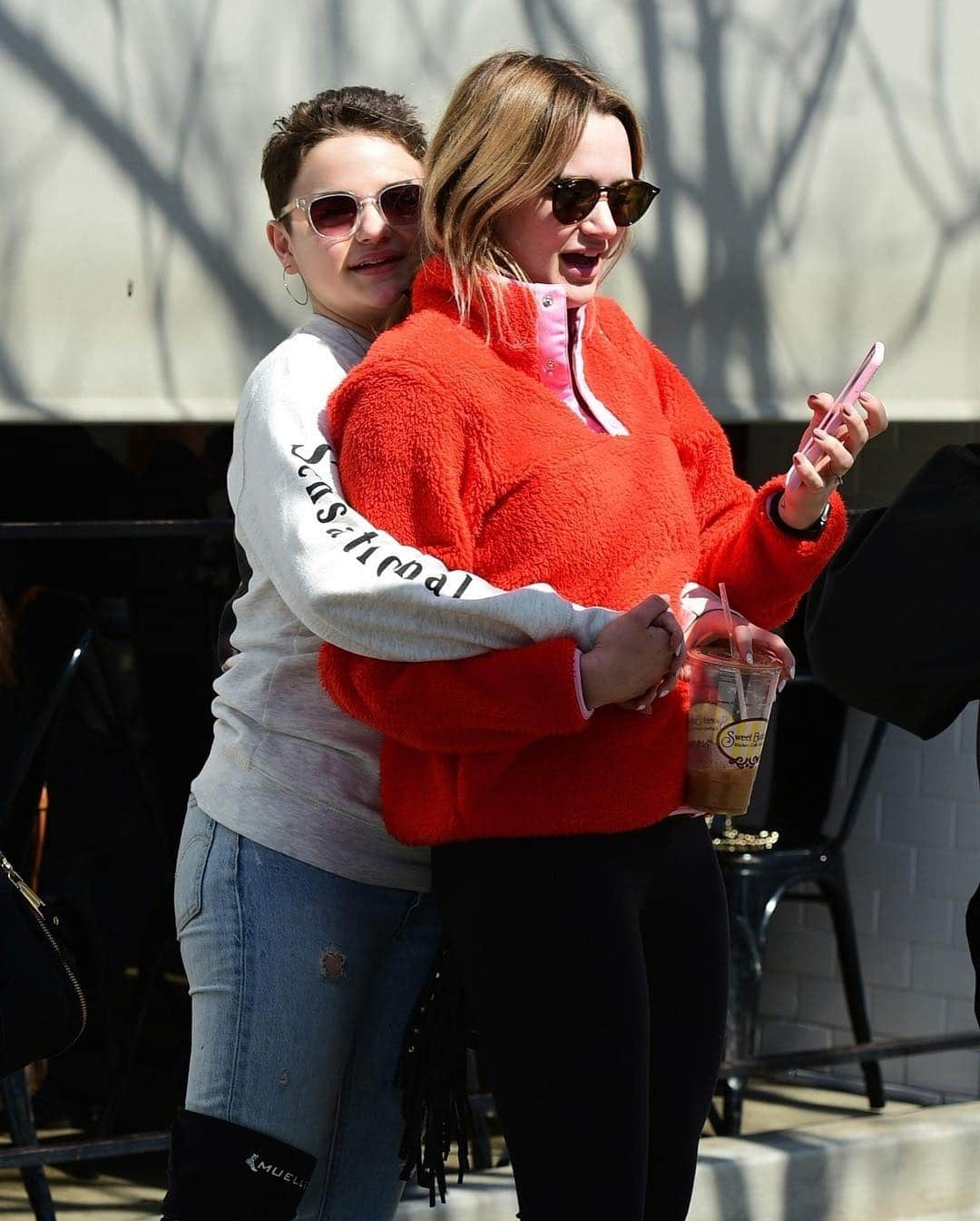 Just Jaredさんのインスタグラム写真 - (Just JaredInstagram)「Sister act! @joeyking and @hunterking step out for a casual lunch together. Have you watched @theactonhulu yet?! #JoeyKing #HunterKing Photos: Backgrid」3月24日 3時28分 - justjared