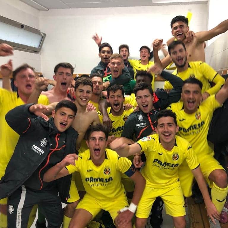 ビジャレアルCFさんのインスタグラム写真 - (ビジャレアルCFInstagram)「#CanteraGrogueta | El Juvenil A ha ganado 0-1 al @kelmecf y se asegura su presencia en la Copa del Rey 🏆 a falta de dos jornadas. Los amarillos siguen líderes 🥇 gracias a un golazooo de chilena de @rodrigo10robles 😎⚽ en el 93'. ¡Enhorabuenaaa! 👏🏻 . #YellowaAcademy | The U19s (Juvenil A) beat @kelmecf 0-1 and confirm their participation in the Copa del Rey 🏆 with two games left. The Yellows are still league leaders🥇thanks to a stunning overhead kick by @rodrigo10robles 😎⚽ in the 93rd minute. Congratulations! 👏🏻」3月24日 3時43分 - villarrealcf