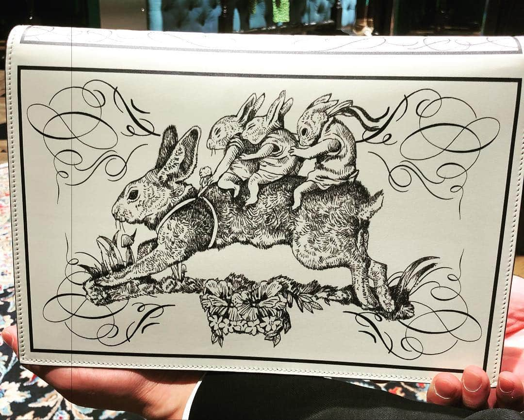 ヒグチユウコさんのインスタグラム写真 - (ヒグチユウコInstagram)「絵を使っていただいたバッグ。GUCCI青山店にて。まるで本のようなつくりです。鍵つき。」3月24日 3時46分 - yukohiguchi3