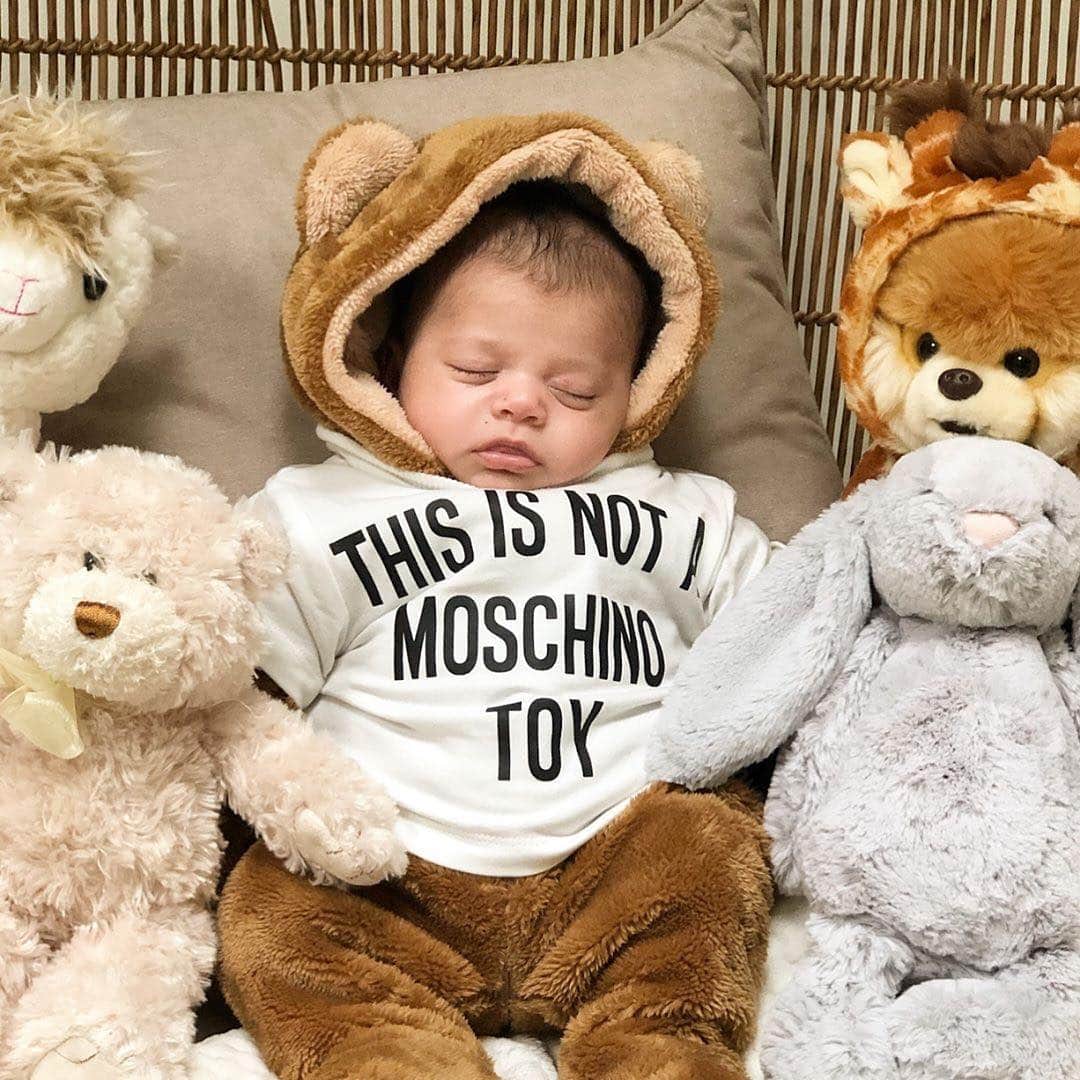 Moschinoさんのインスタグラム写真 - (MoschinoInstagram)「#Repost @maribelitaic ・・・ This is not a moschino toy🐻 #plushbear #moschinotoy #moschino @itsjeremyscott  #babyboy #babyabe #babyspam #mamarazzi #instagrammom #newborn #inlove #toys #babygram #babyroom #babyfashion」3月24日 3時49分 - moschino