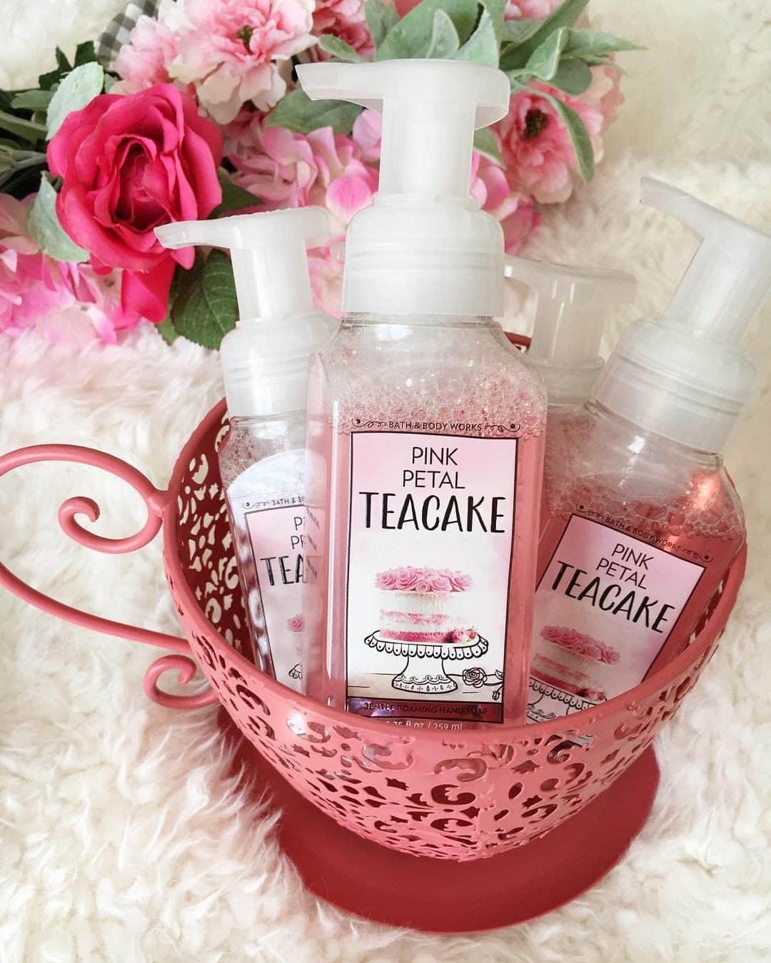 Bath & Body Worksさんのインスタグラム写真 - (Bath & Body WorksInstagram)「If you know, you know 💗 Our fan-favorite fragrance, Pink Petal Tea Cake, now comes in Hand Soap, too! Leave a 💕 if it's staying at your sink for all of Spring!」3月24日 4時00分 - bathandbodyworks