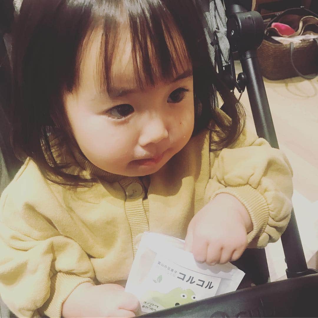 のインスタグラム：「"オノマトペのおやつたち"いただきました。子供に優しい素材を使っていて 音 を 楽しむお菓子ってコンセプト。木湖がこのとき食べてるのは 「コルコル 」 ほかに「サクザク」とかあり。五感が育ってくれるといいなー🙄私が食べても美味しかったです。  #1歳9ヶ月 #オノマトペのおやつたち #今日のきこたま #ギルティフリー」