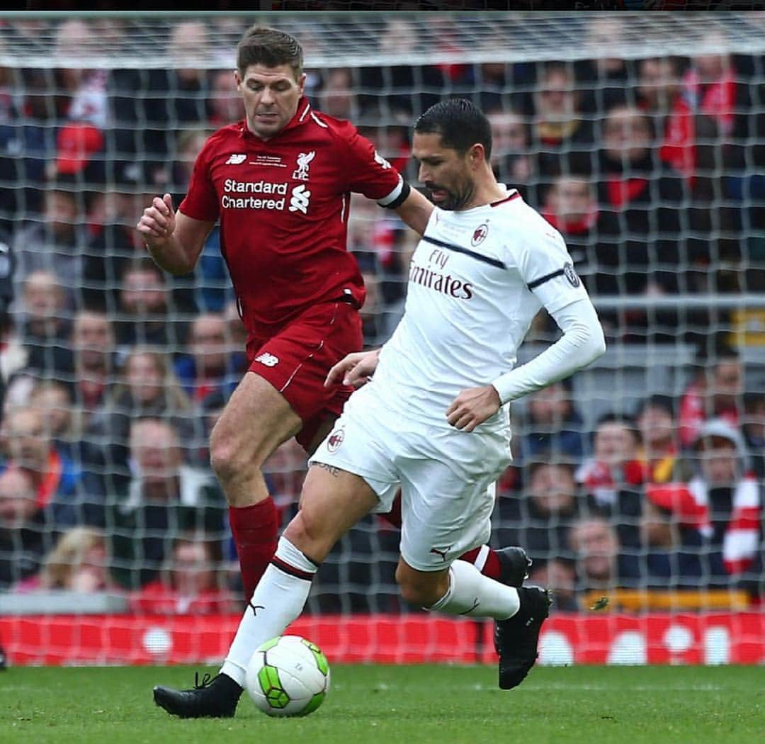 マルコ・ボリエッロさんのインスタグラム写真 - (マルコ・ボリエッロInstagram)「What an amazing day! Grazie @acmilan ❤️ Thank you @liverpoolfc 🙏🏻 #liverpoollegends  #milanglorie #anfield」3月24日 3時58分 - marcoborriello