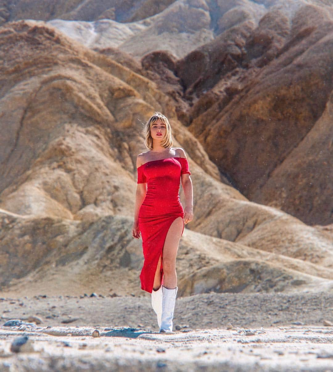 サラ・ジーン・アンダーウッドさんのインスタグラム写真 - (サラ・ジーン・アンダーウッドInstagram)「Dress and boots from @fashionnova. This reminds me of a scene from a movie, but I can’t put my finger on it! Anyone know?? Help, it’s driving me crazy 🤪!! #novababe #sponsored」3月24日 4時07分 - saraunderwood