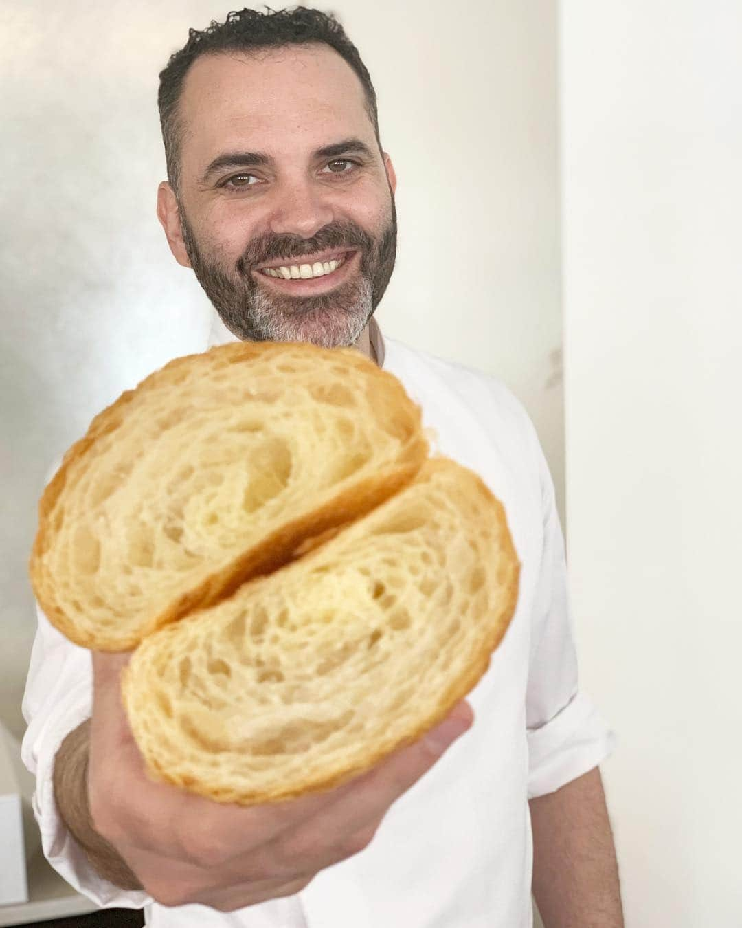 DOMINIQUE ANSEL BAKERYさんのインスタグラム写真 - (DOMINIQUE ANSEL BAKERYInstagram)「Croissant 101 class this morning. It’s not about how to make croissants, it’s about understanding what to look for when eating a croissant. It occurred to me that so many people aren’t aware of what makes a good #🥐. Think of it like a wine tasting, but with a whole lot more butter and crumbs. 😉」3月24日 4時11分 - dominiqueansel