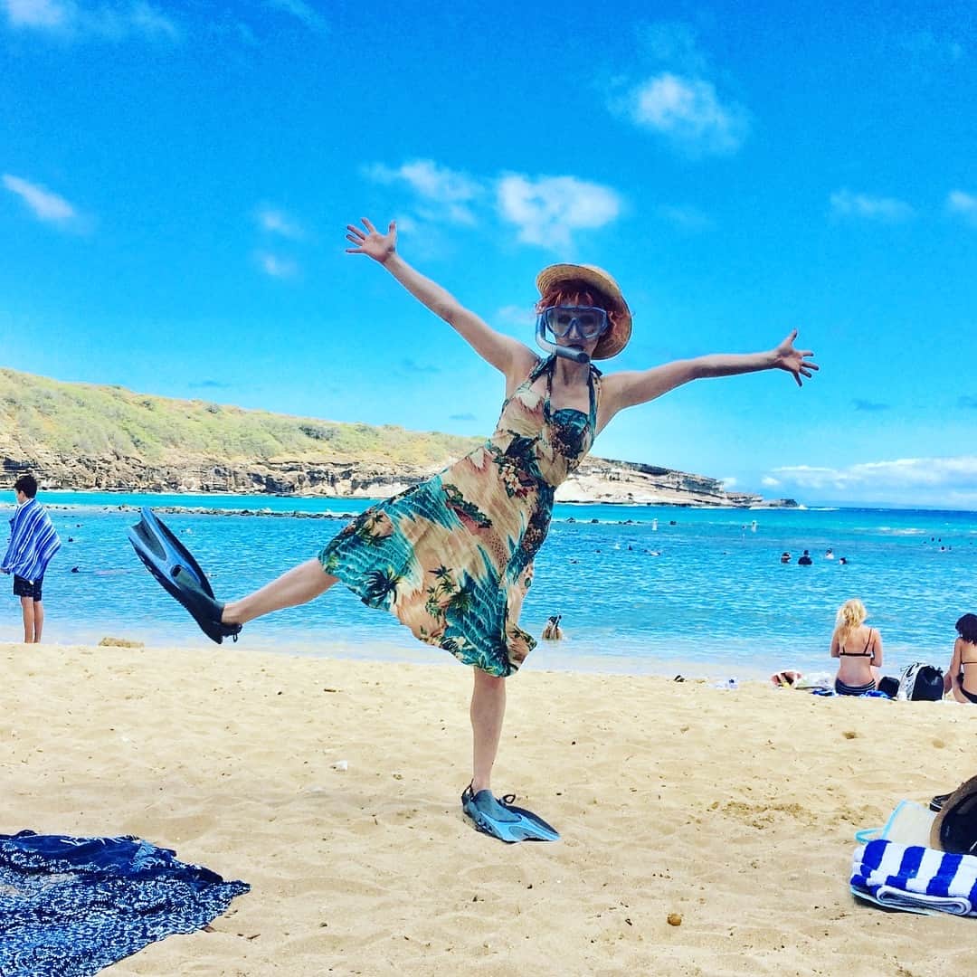 ボニー・モーガンのインスタグラム：「Last day! I’m going snorkeling! #hanaumabay #adventuresofbendybonnie #oneadventuretothenext #snorkeling #shenanigans #silly #solarphobe #clowningaround #hawaii #aloha #bendybonnie」