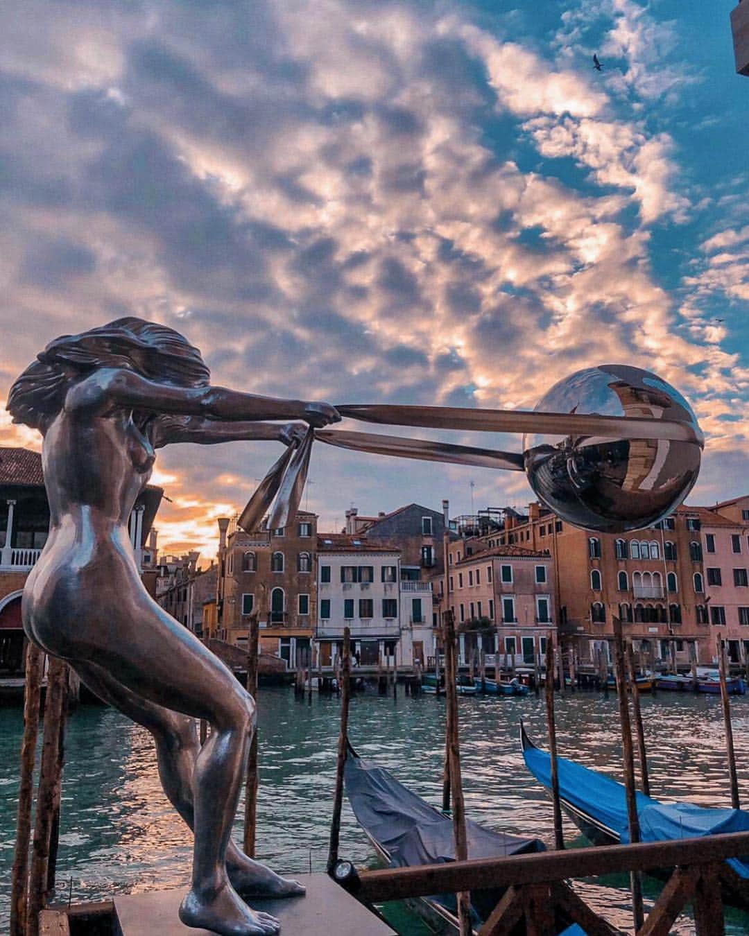 Erika Auroraさんのインスタグラム写真 - (Erika AuroraInstagram)「“And one day she discovered that she was fierce, and strong, and full of fire, and that not even she could hold herself back because her passion burned brighter than her fears.” –  #artislife #venice #poetry」3月24日 4時20分 - erika__aurora