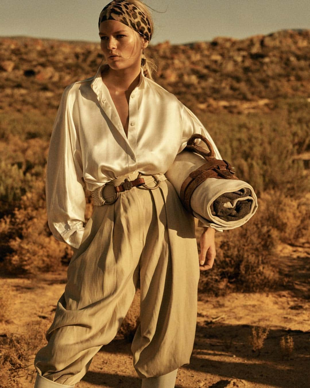 Vogue Parisさんのインスタグラム写真 - (Vogue ParisInstagram)「The spirit of adventure fills the air in the April issue of Vogue Paris, out March 27. A series shot by @lachlanbailey and styled by @sagliogeraldine with @annaewers.  Makeup by @petros_petrohilos, hair by @rudilewis. Shirt by @loewe, trousers by @albertaferretti, headscarf by @ysl by @anthonyvaccarello, belt by @ralphlauren, boots by @hermes. Set design by @thecolourofwater, produced by @bakerkentprod. Thanks to @aquilasafaris  #safari #annaewers」3月24日 4時22分 - voguefrance