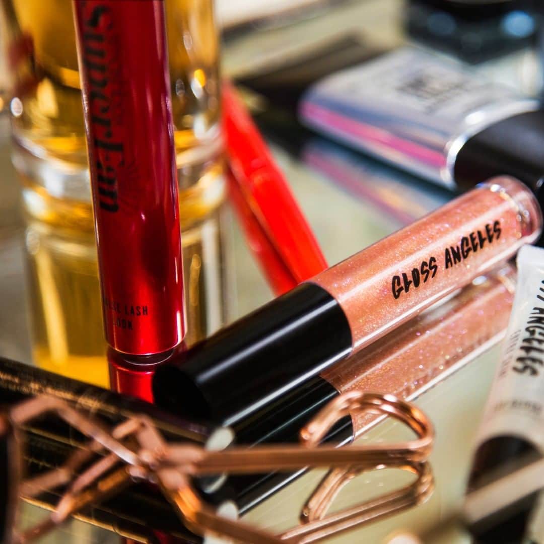 Smashboxのインスタグラム：「What does your vanity look like? Tag us in your top shots 💅🏼#CrueltyFree ⠀⠀⠀⠀⠀⠀⠀⠀⠀ ⠀⠀⠀⠀⠀⠀⠀⠀⠀ Products Pictured: ⠀⠀⠀⠀⠀⠀⠀⠀⠀ Super Fan Mascara⠀⠀⠀⠀⠀⠀⠀⠀⠀ Original Photo Finish Primer⠀⠀⠀⠀⠀⠀⠀⠀⠀ Gloss Angeles in Actors Gild⠀⠀⠀⠀⠀⠀⠀⠀⠀ Gloss Angeles Extra Shine Lip Gloss⠀⠀⠀⠀⠀⠀⠀⠀⠀ Always On Liquid Liner」
