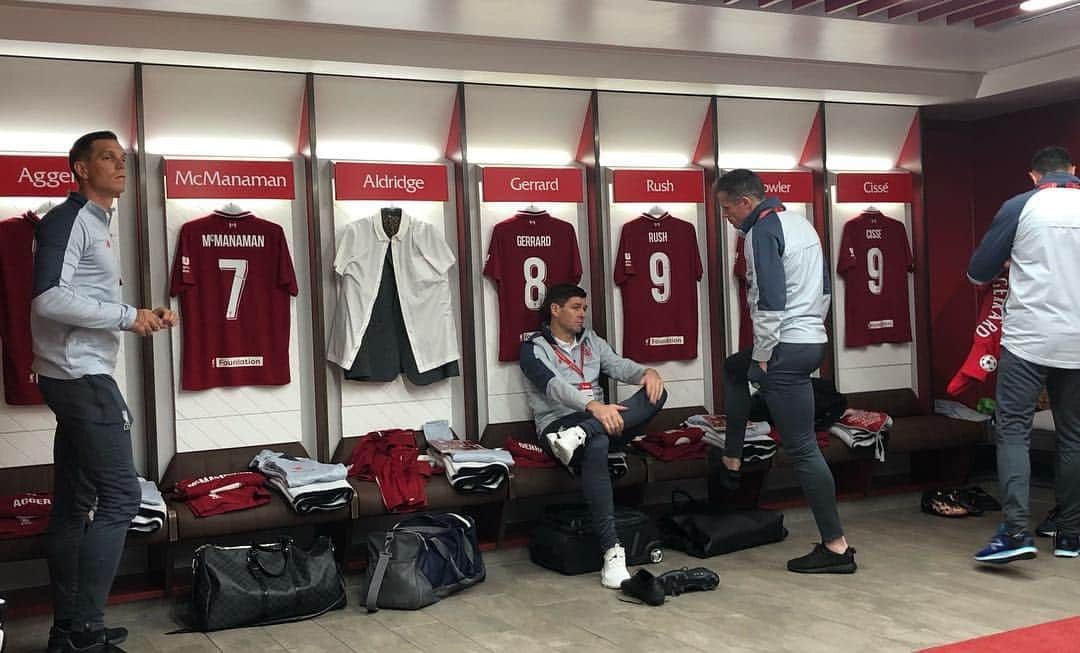 グレン・ジョンソンさんのインスタグラム写真 - (グレン・ジョンソンInstagram)「Great being back at Anfield! Loved it.... but dont think I will tomorrow! #liverpool #milan #winner #football #liverpoollegends #ynwa」3月24日 4時31分 - glenj8