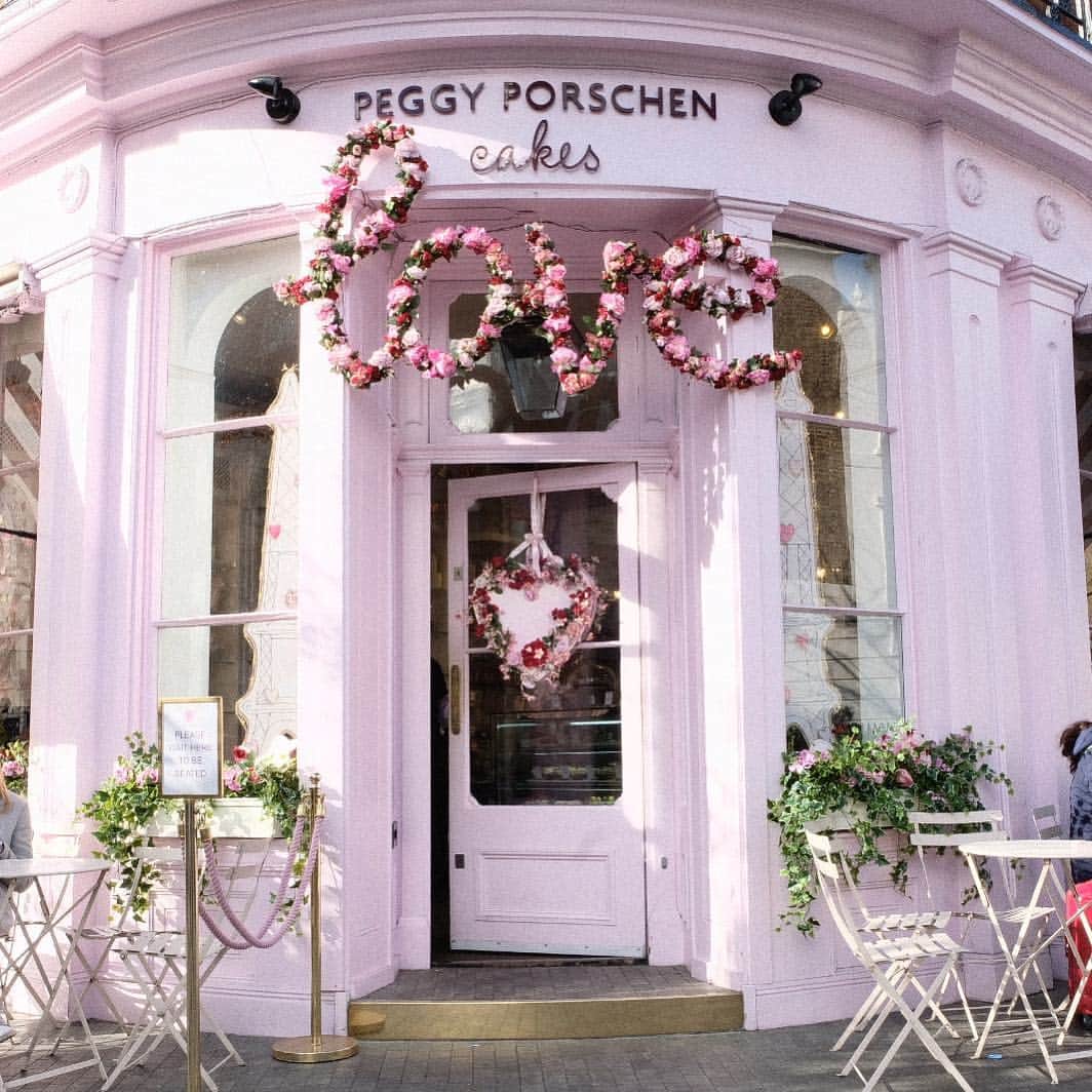 KUNIKAのインスタグラム：「I can't always wait for the next lovely decoration...🌸 #peggyporschen #london #kunikalondonparistour #KunikaVoyage」