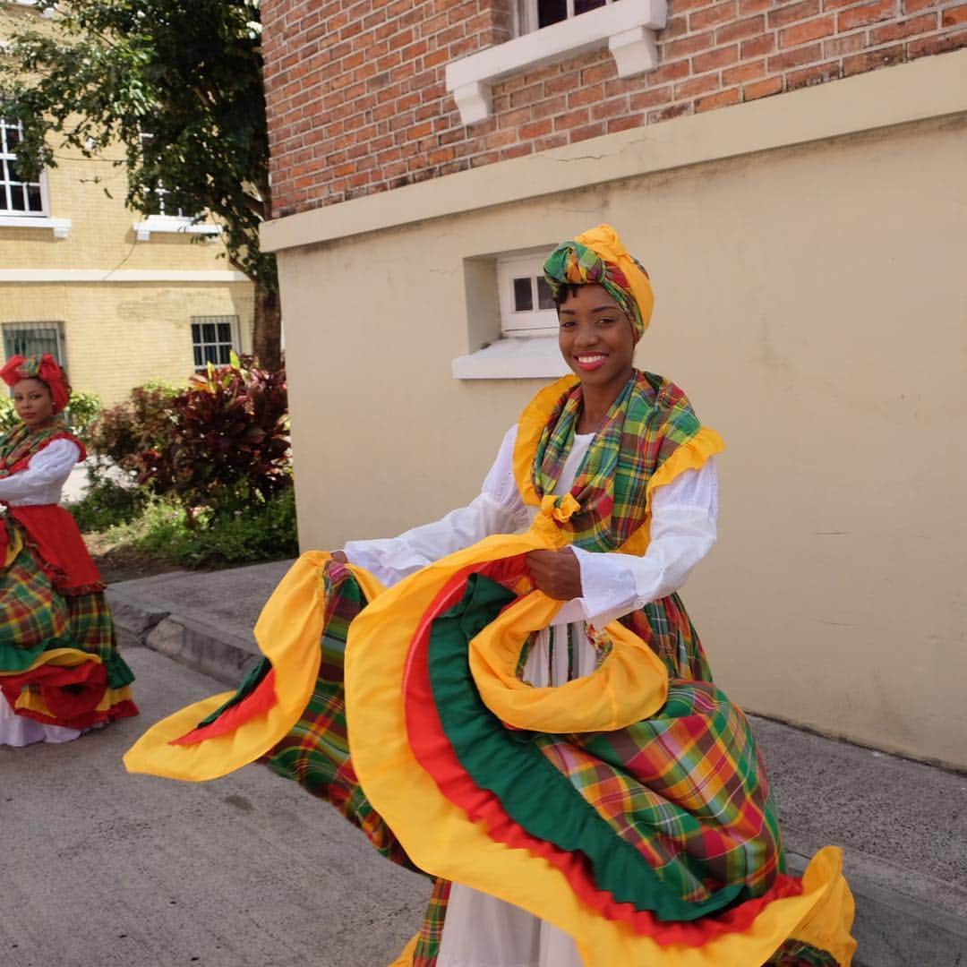 クラレンス邸さんのインスタグラム写真 - (クラレンス邸Instagram)「The #RoyalVisitGrenada gets underway with a colourful welcome to the Carenage! 🇬🇩」3月24日 5時02分 - clarencehouse