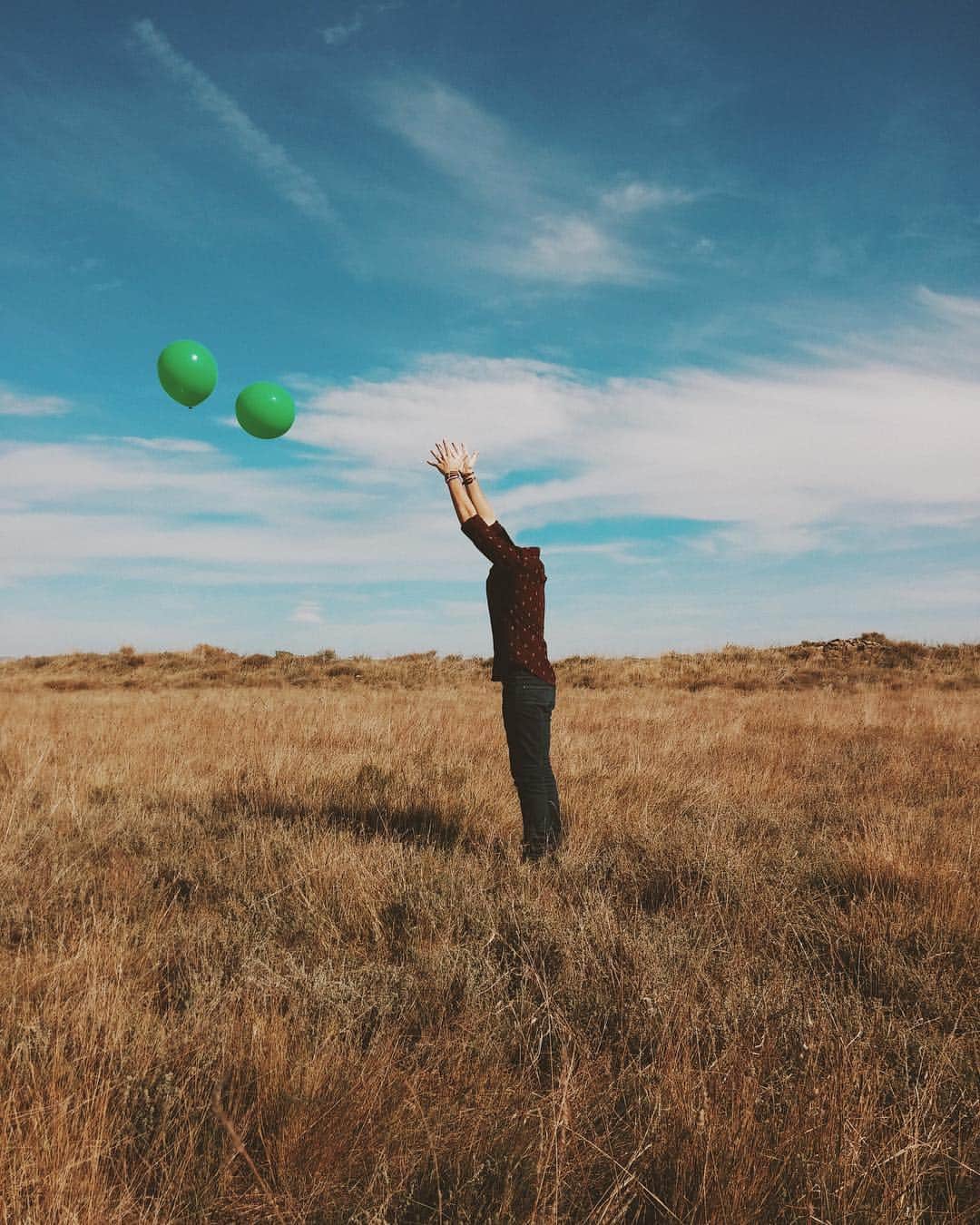 Giuseppe Pepeのインスタグラム：「#LoosingMyMind . ~ F R E E D O M 💭🎈☁️ 1/3 . How would you look without your head? . This is my visual experiment #LoosingMyMind . We all often loose our head for something or someone, it may happen every day or at least once in a life time. This happens to all of us and that's what I want to suggest, How would we look without our heads, without our body engine? could we frame this pic? this image may look funny, scary, unique… I thought why not to "decapitate" our heads off to see what it looks like. The result came, and sometimes it's amazing. . #pepedsgn . #headlesspic #creativeart #giuseppepepe #insta_artshots #ig_fotogramers #igersoftheday #ig_captures #ig_addiction #ig_planet #ig_com  #ig_europe #instagramitalia  #gf_family #ig_europe #worldinagram #igs_photos #global_views #amature_united #jj_daily #gf_daily #gf_italy #ig_collection #instaparadise #instacreative #creative_movement #artist_features」