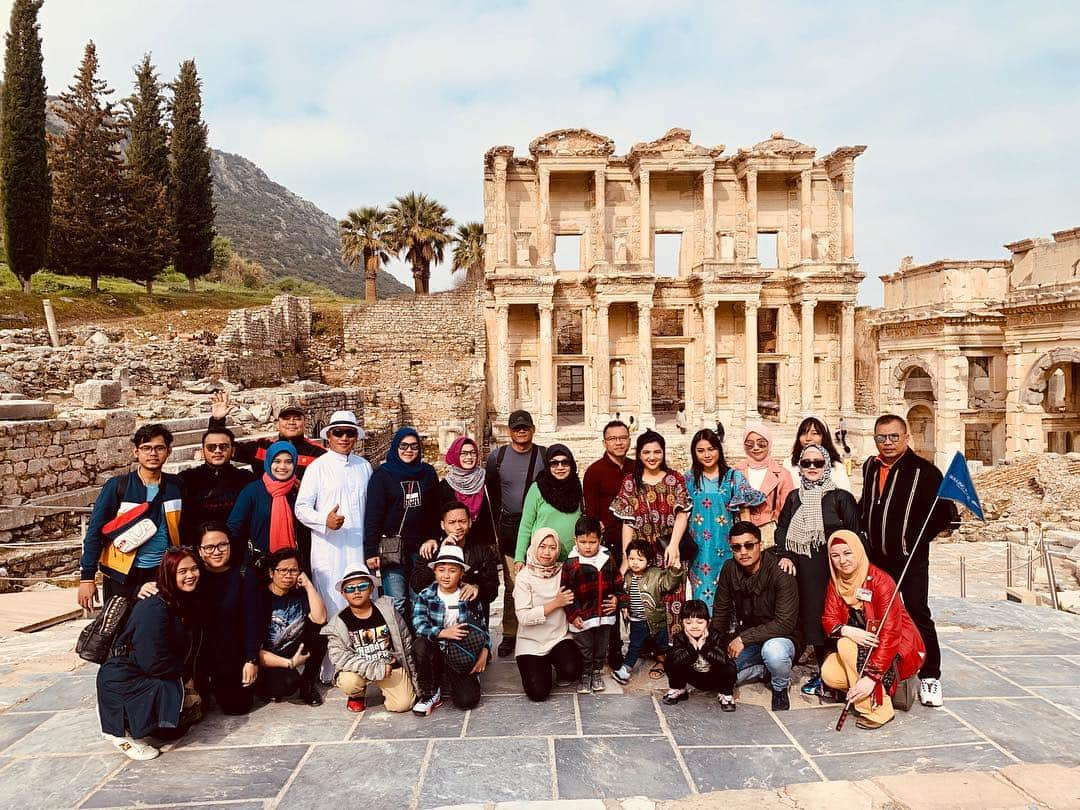 Ashantyさんのインスタグラム写真 - (AshantyInstagram)「Family😍 #ephesus #turkey」3月24日 5時20分 - ashanty_ash