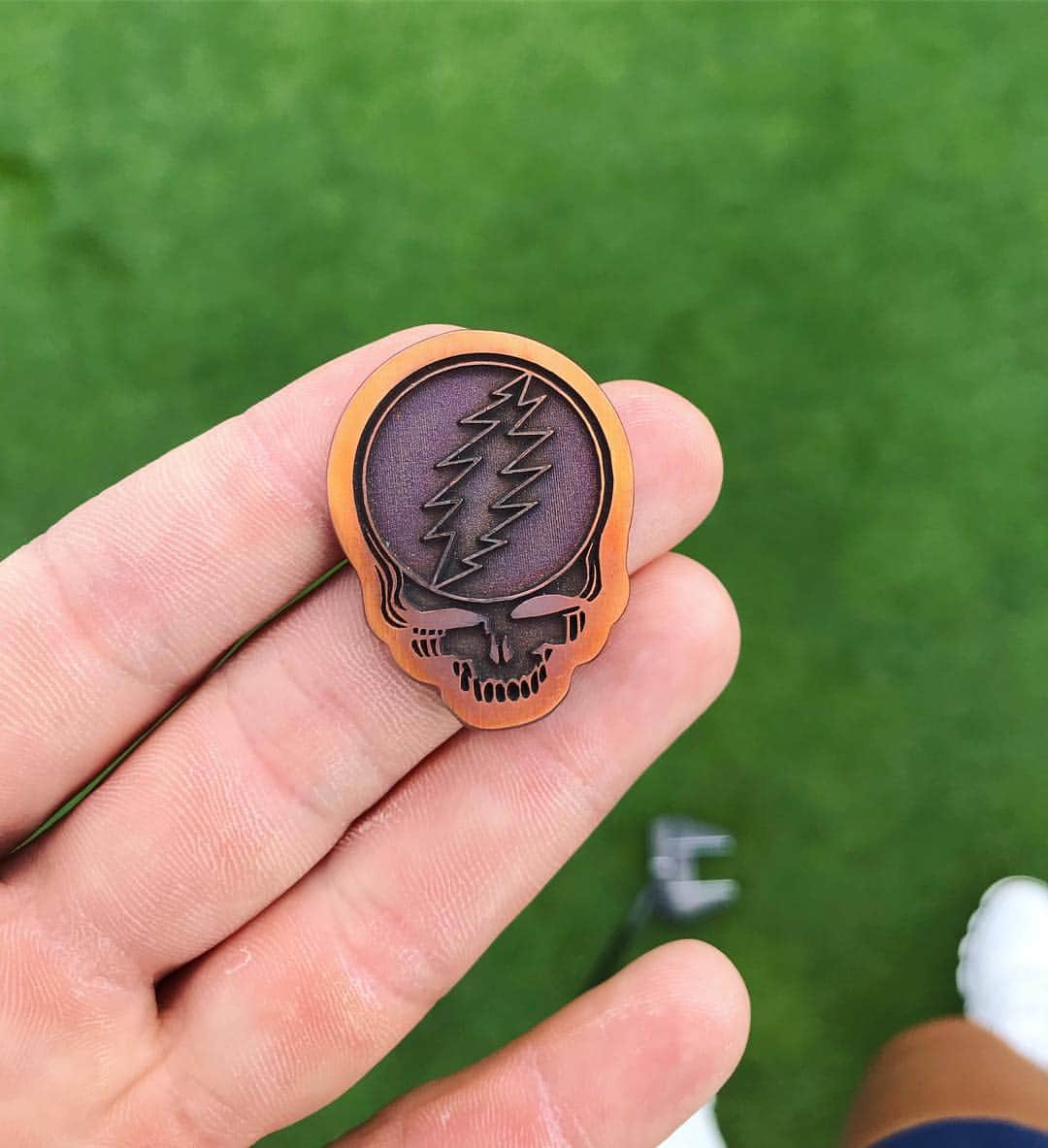 ヴィッキー・ハーストのインスタグラム：「Coolest ball marker ever! Check out @krakengolf for all their awesome product #skulls #golf #krakengolf #deadhead」